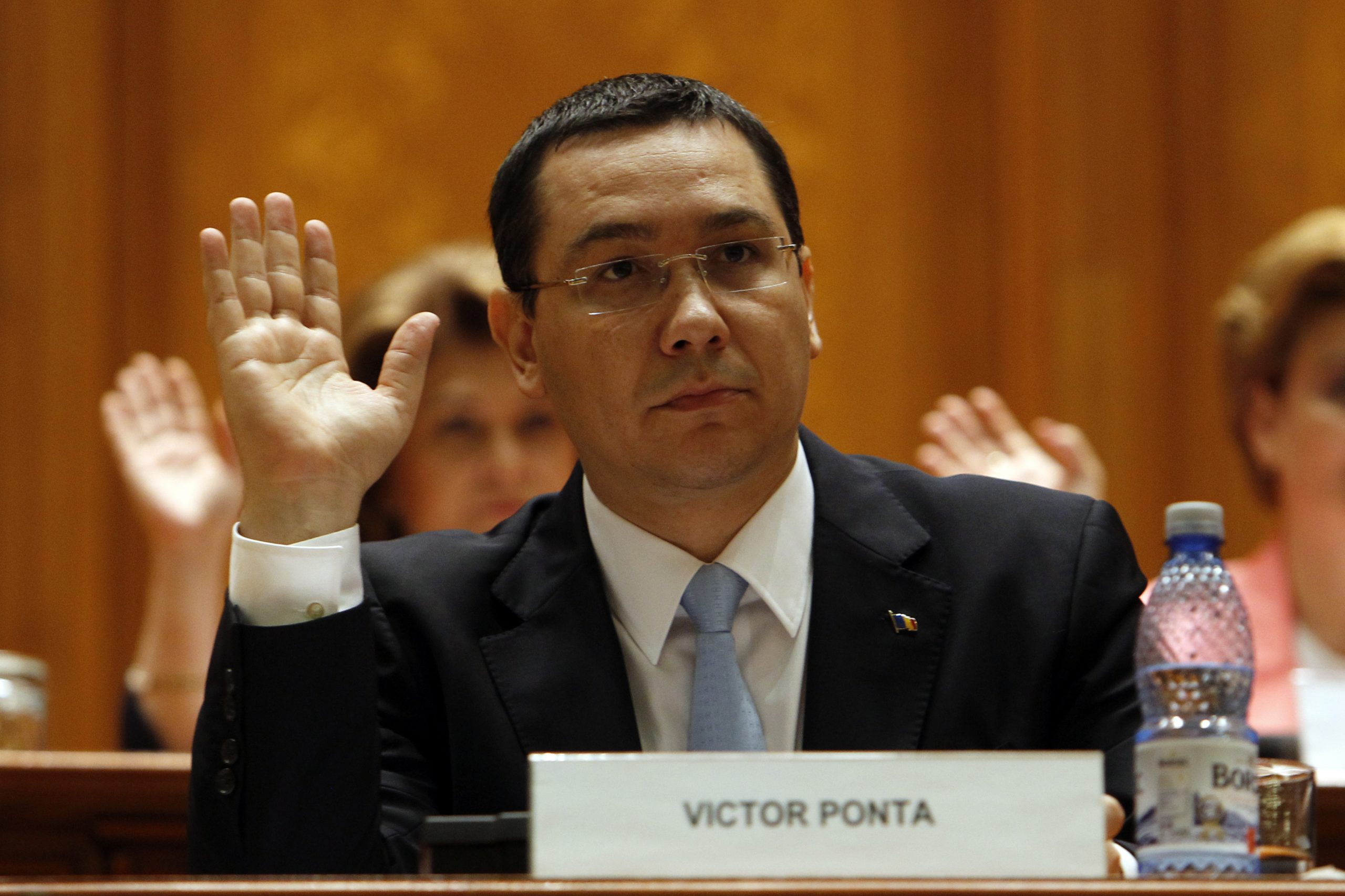 epa04794701 Romania's Prime Minister Victor Ponta votes at the opening of a  no-confidence motion in front of the Parliament in Bucharest 12 June 2015. Ponta's leftist government survived the no-confidence motion.  EPA/Bogdan Cristel