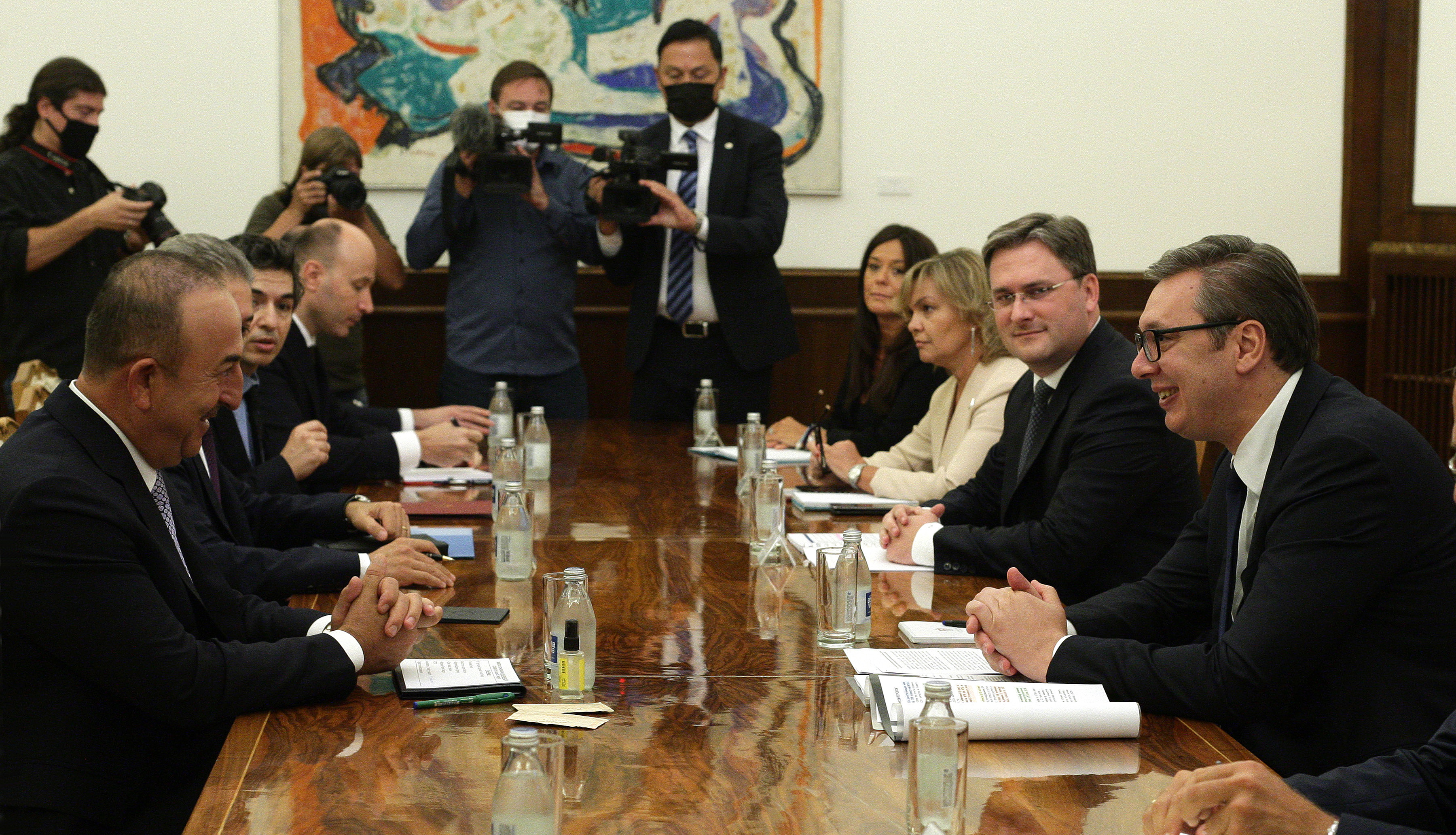 Beograd, 31. avgusta 2021 - Predsednik Republike Srbije Aleksandar Vucic sastao se sa ministrom spoljnih poslova Turske Mevlutom Cavusogluom. Sastanku je prisustvovao i ministar spoljnih poslova Nikola Selakovic.  FOTO TANJUG/ SAVA RADOVANOVIC/bs