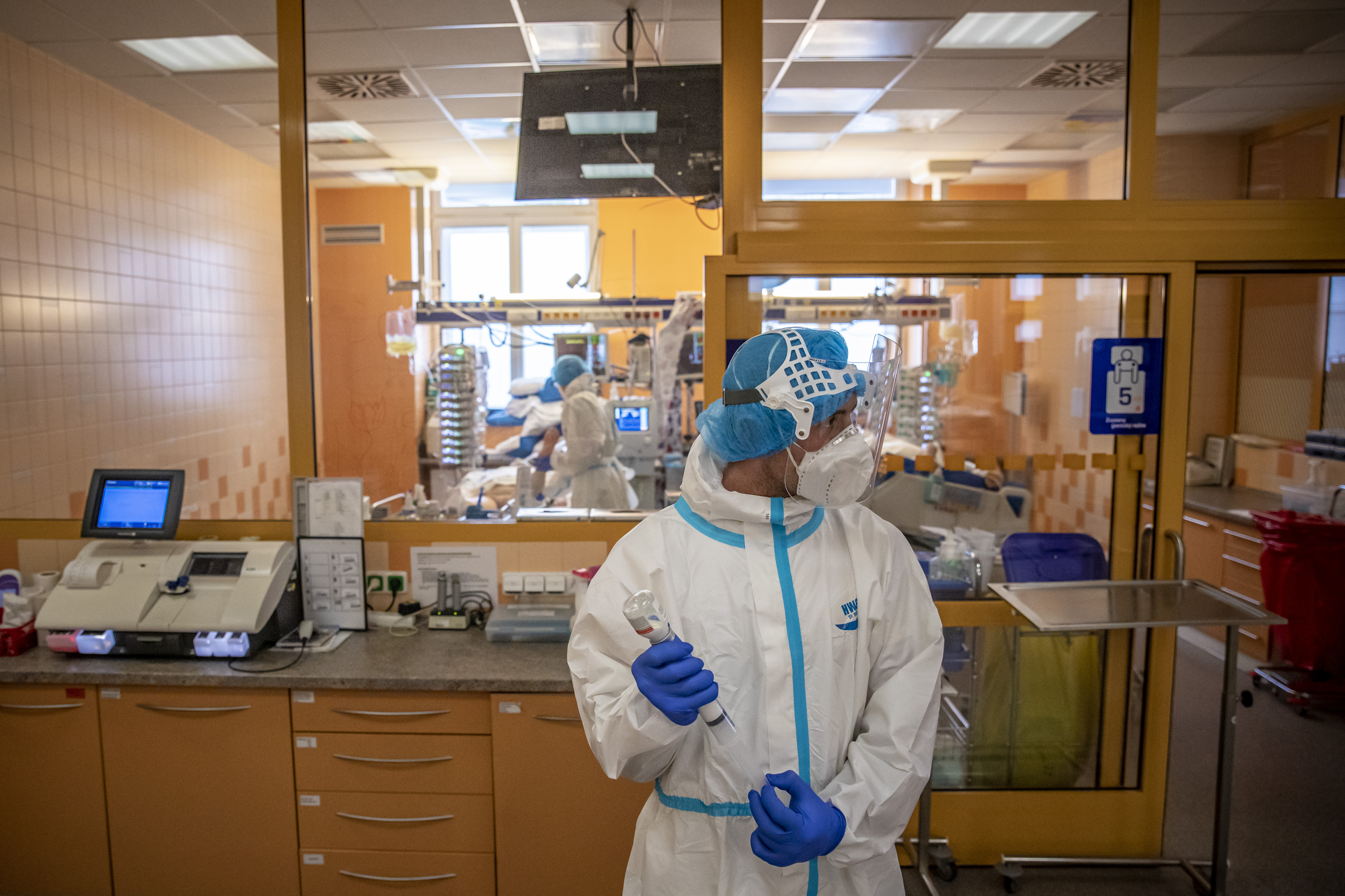 COVID-19 healthcare in intensive care unit in Prague