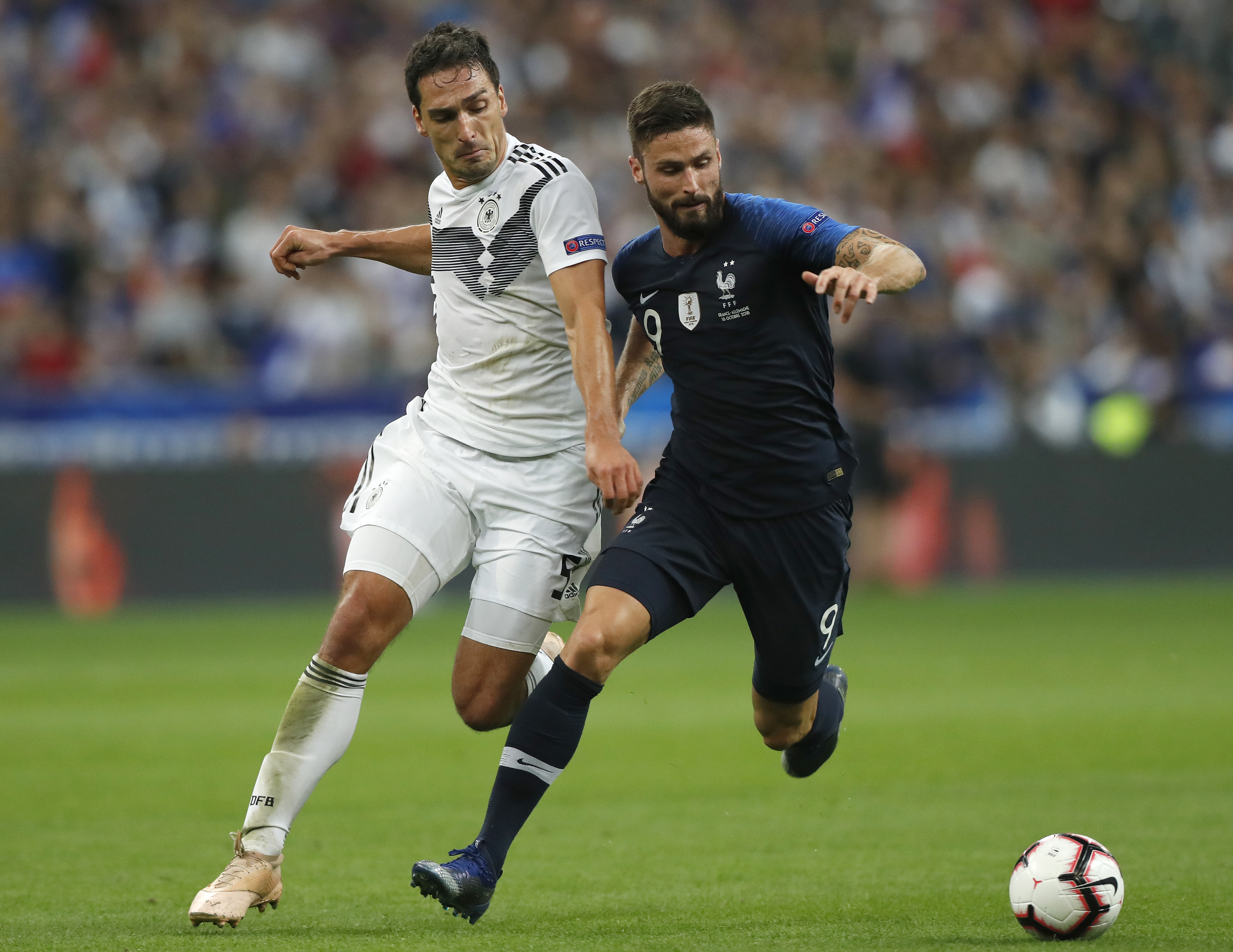 epa07098461 France's striker Olivier Giroud (R) in action against Germany's Mats Hummels (L) during the UEFA Nations League match between France and Germany at Stade de France in Saint-Denis outside Paris, France 16 October 2018.  EPA-EFE/IAN LANGSDON