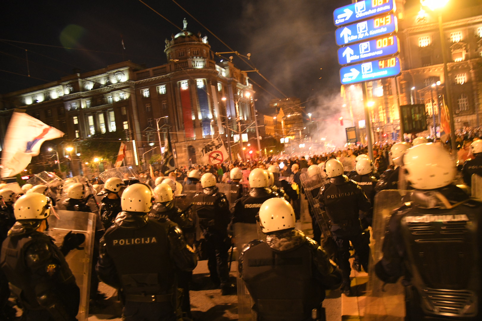 Beograd, 18.09.2021. Protest antivaksera, protest antiglobalista ispred predsednistva i vlade, policija, baklje Foto: Nemanja Jovanović/Nova.rs