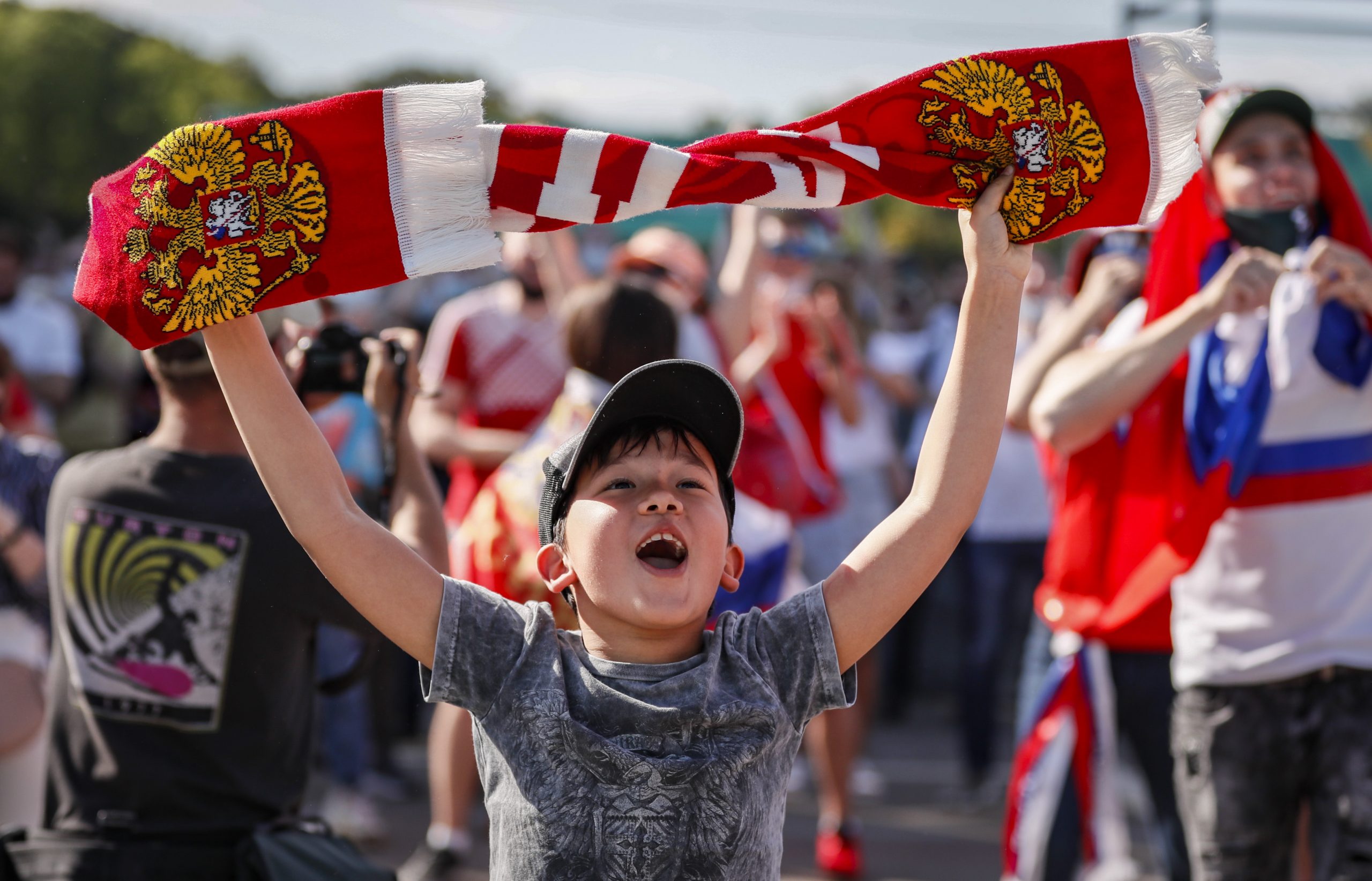 epa09276497 Russian soccer fans cheer at the Fan Zone while watching the UEFA EURO 2020 group B preliminary round soccer match between Finland and Russia in Moscow, Russia, 16 June 2021.  EPA-EFE/YURI KOCHETKOV