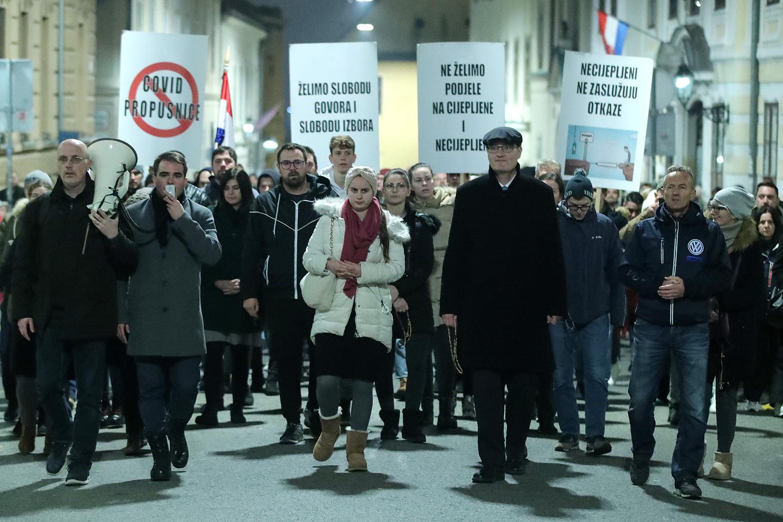 15.11.2021., Zagreb - Na Markovom trgu i veceras se odrzao Prosvjed Svjetlom protiv tame na kojem gradjani prosvjeduju protiv sireg uvodjenja covid potvrda i drugih epidemioloskih mjera.