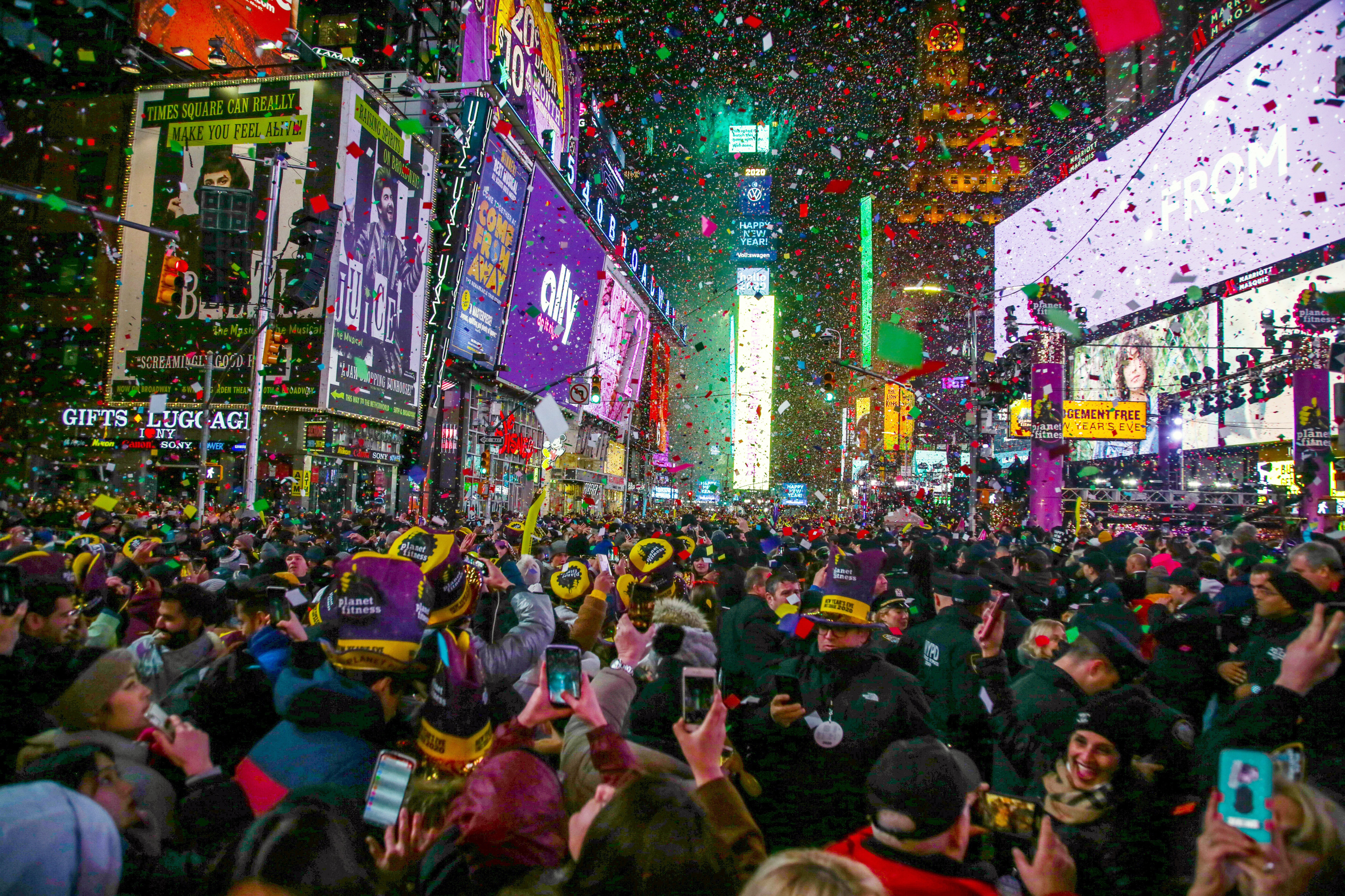 epa08097107 Revelers take part in New Year's Eve celebrations at Time Square, New York, USA, 01 January 2020.  EPA-EFE/ANGEL COLMENARES