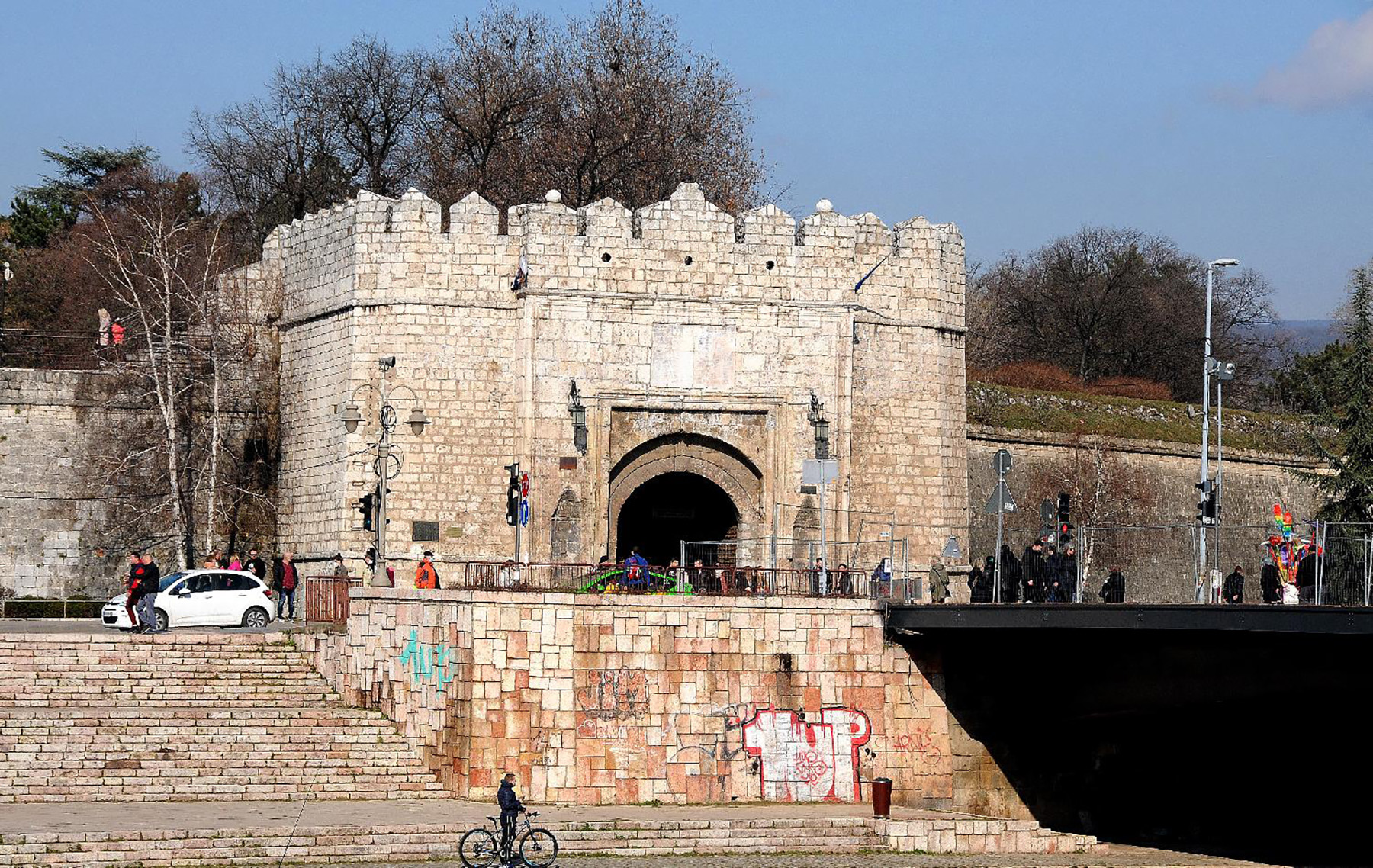 Mesto: Niš
Datum: Sun Feb 21 16:08:53 CET 2021
Dogadjaj: DRUŠTVO/OPŠTINE - ispred Niške tvrđave građani su palili sveće za preminulog kantautora i pesnika Đorđa Balaševića
Fotoreporter: Kostadin Kamenov
Ličnosti:  Lionel Messi
Izvor: FoNet
