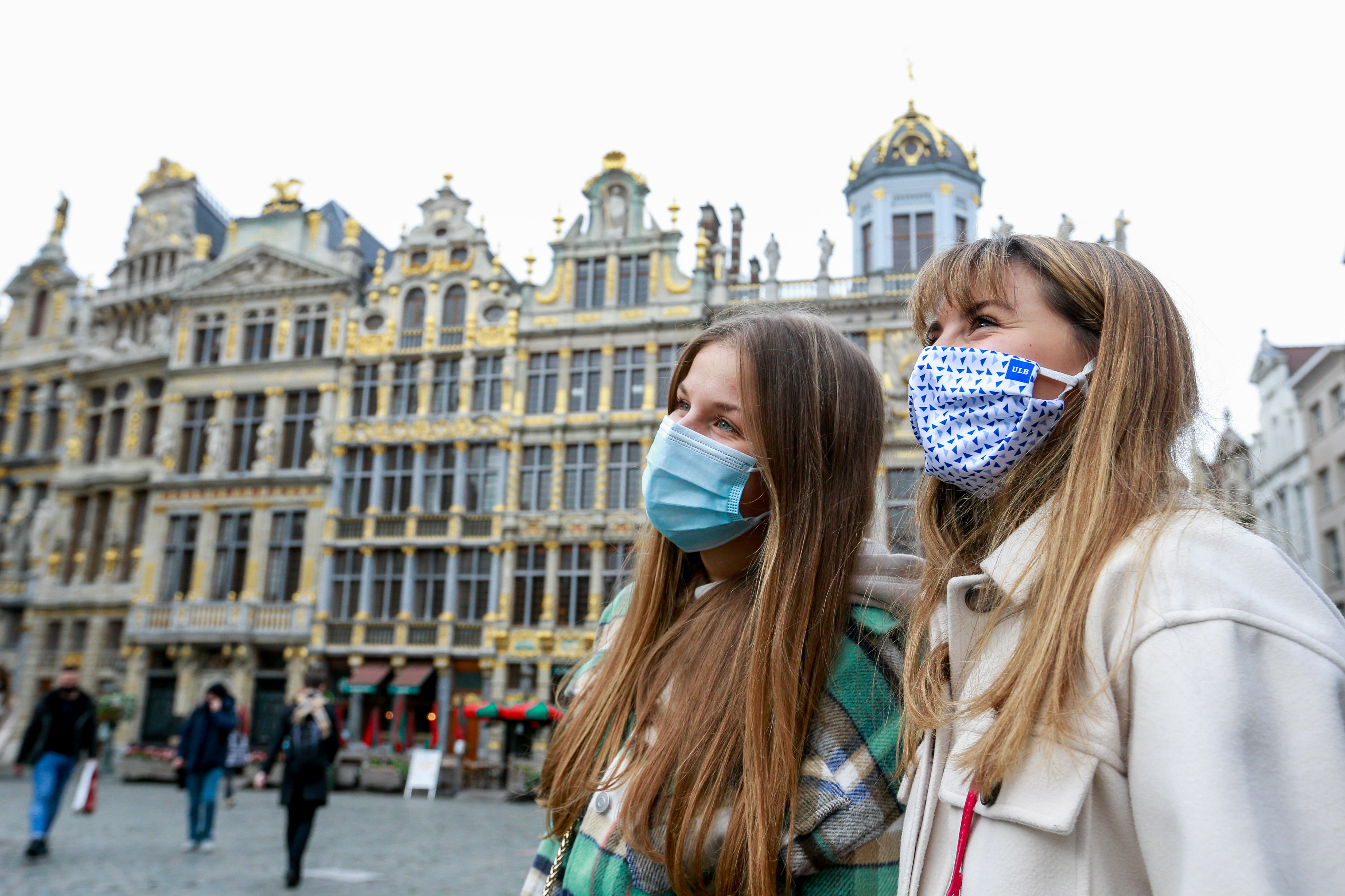 epa08744092 People wear protective masks in Grand Place in Brussels, Belgium, 14 October 2020. The average confirmed COVID-19 cases over the last week is 4.154 cases, making Belgium the second most affected countries in Europe.  EPA-EFE/STEPHANIE LECOCQ