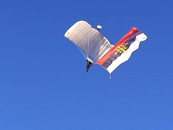 Vladika Jovan Culibrk skace padobranom iz aviona