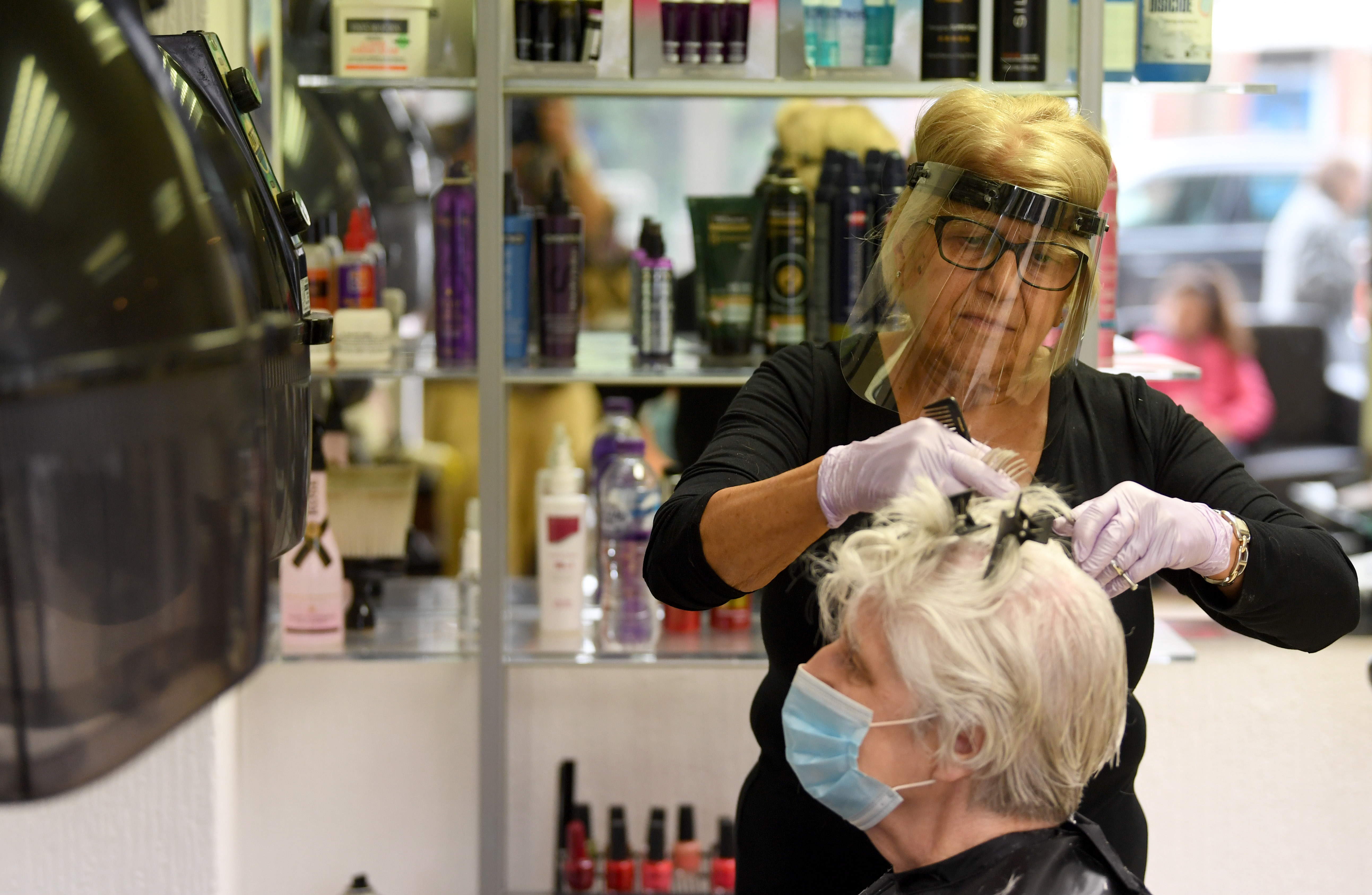 London, frizeri, Coronavirus in Britain