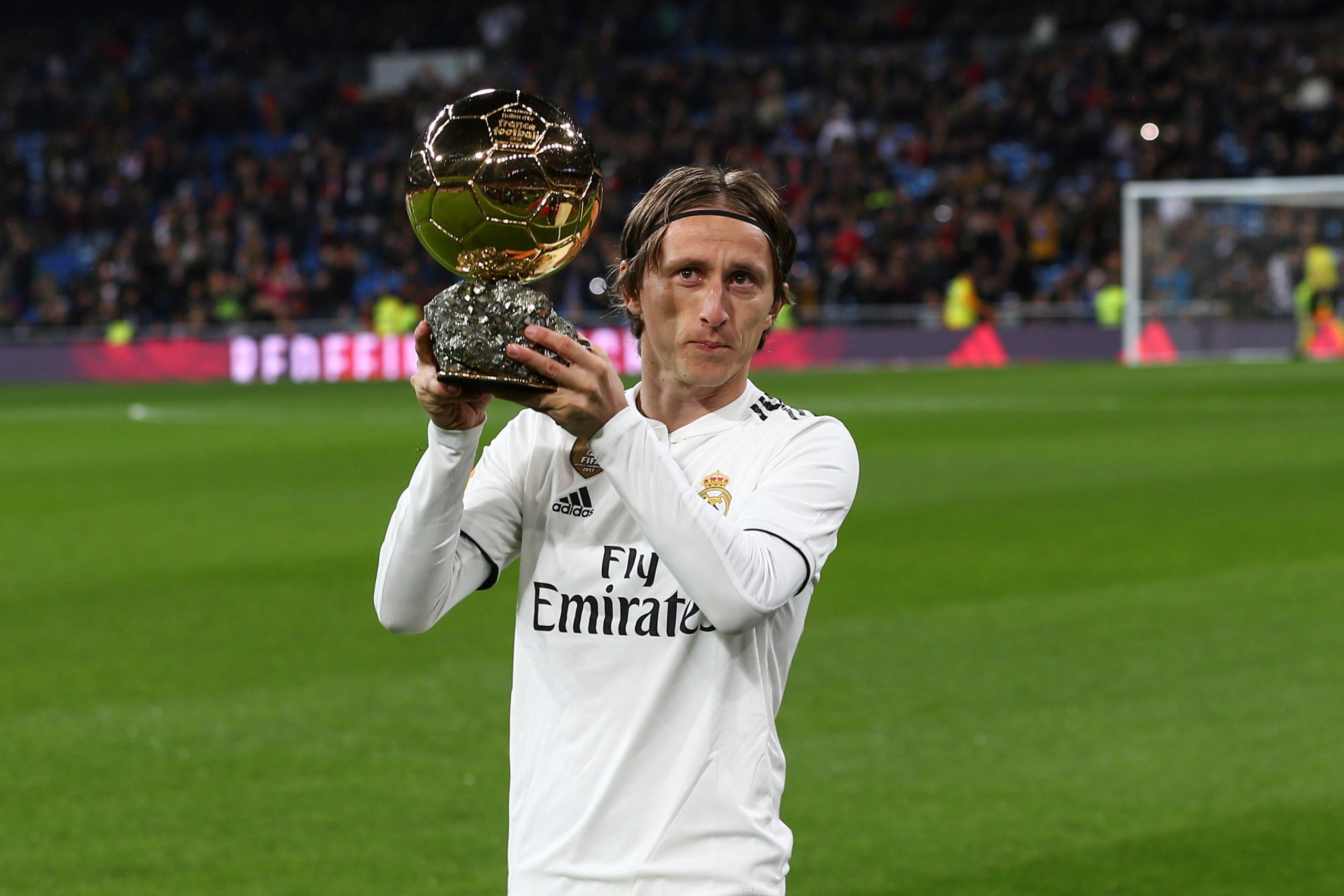 epa07233923 Real Madrid's midfielder Luka Modric shows the FIFA Ballon d'Or award ahead the Spanish LaLiga soccer match between Real Madrid and Rayo Vallecano at Santiago Bernabeu stadium, in Madrid, Spain, 15 December 2018.  EPA-EFE/BALLESTEROS
