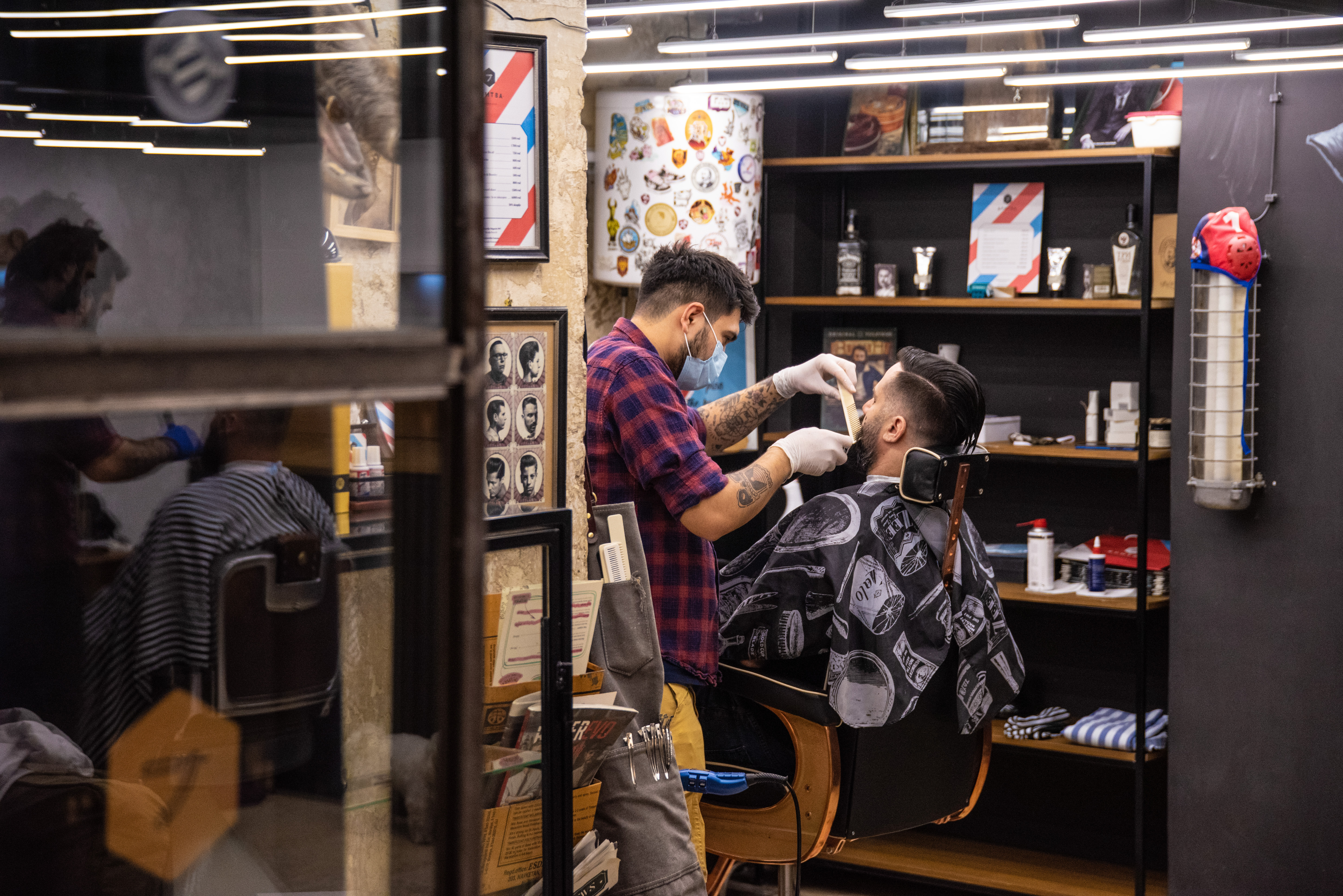 27.04.2020. Beograd, salon Britva, muski frizer, beogradski frizeri ponovo poceli sa radom, frizer, brada, sisanje, sredjivanje, Foto: Dragan Mujan/Nova.rs