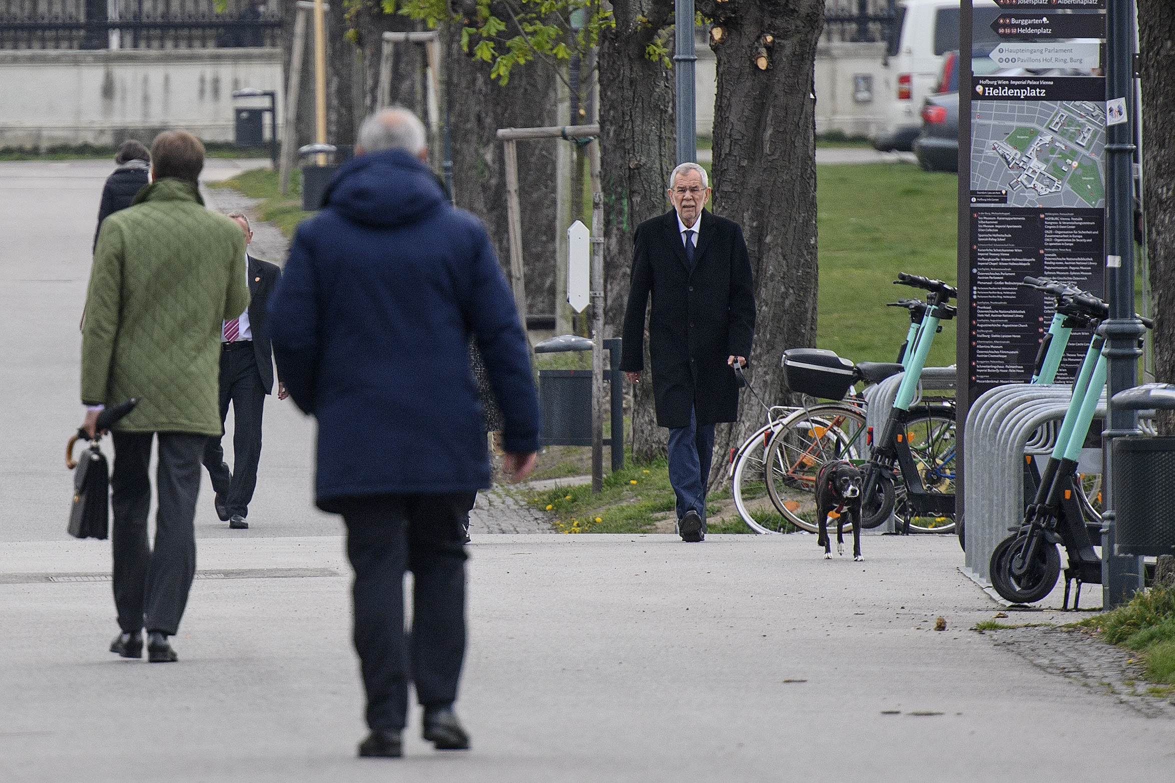 epa09145704 Austrian President Alexander Van der Bellen (R) walks his dog during a government meeting at the Austrian Chancellery in Vienna, Austria, 19 April 2021.  EPA-EFE/CHRISTIAN BRUNA