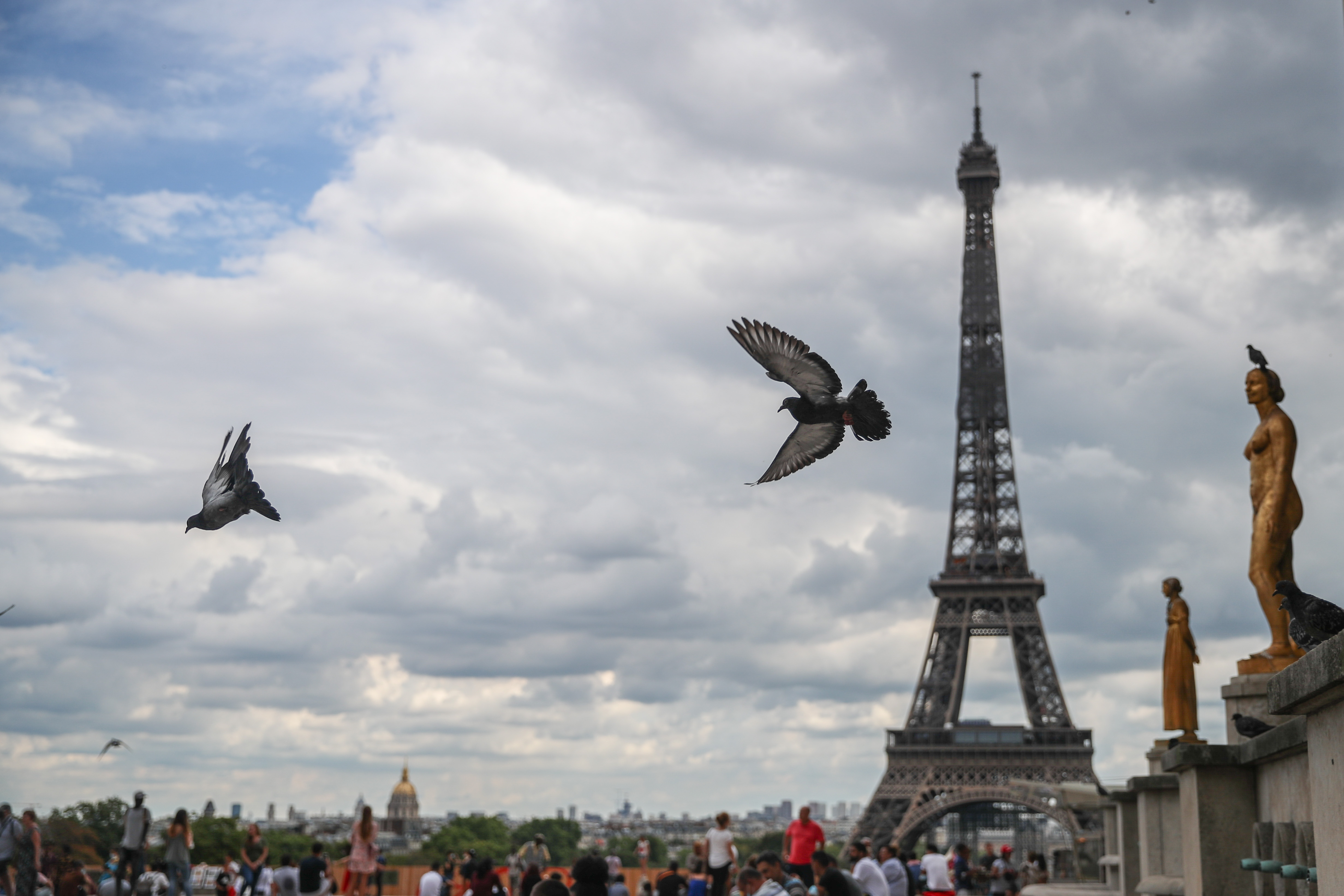Eiffel tower evacuation after a bomb alert