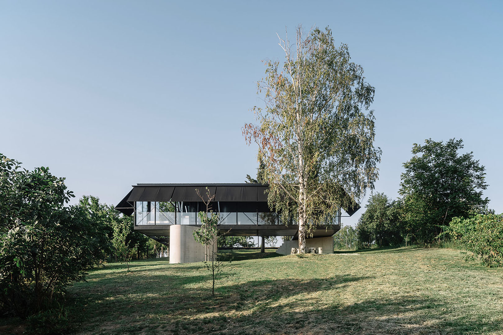 Vikendica od čelika i stakla na obronicma Avale