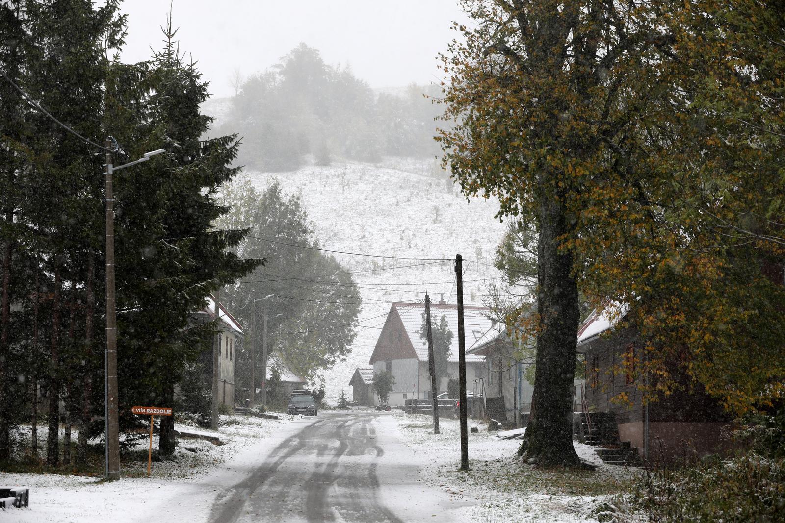 10.10.2021., Begovo Razdolje - Prvi snijeg ove jeseni u najvisem naseljenom mjestu u Gorskom kotaru.
Photo: Goran Kovacic/PIXSELL