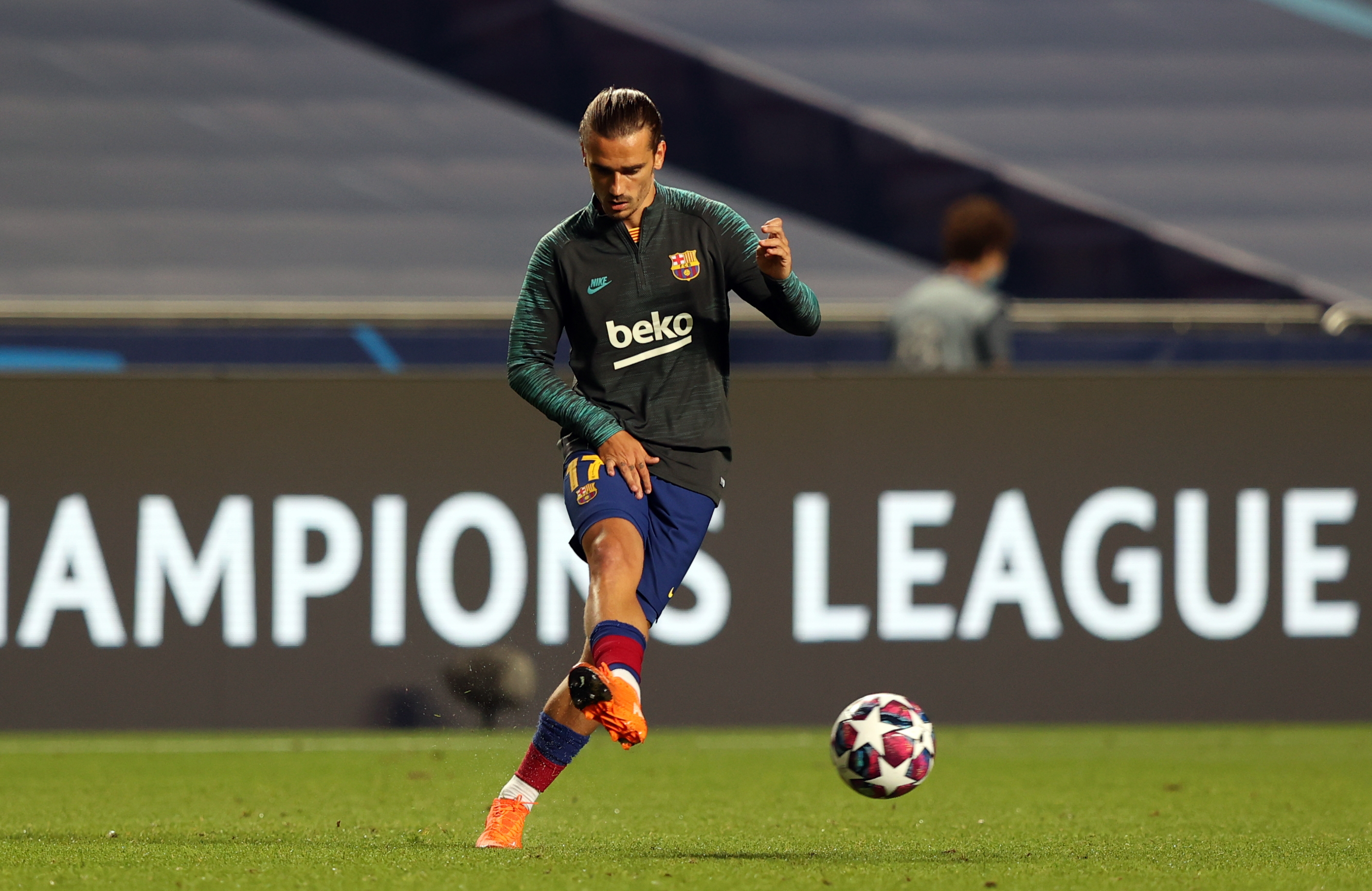 epa08604285 Antoine Griezmann of Barcelona warms up at half time during the UEFA Champions League quarter final match between Barcelona and Bayern Munich in Lisbon, Portugal, 14 August 2020.  EPA-EFE/Rafael Marchante / POOL