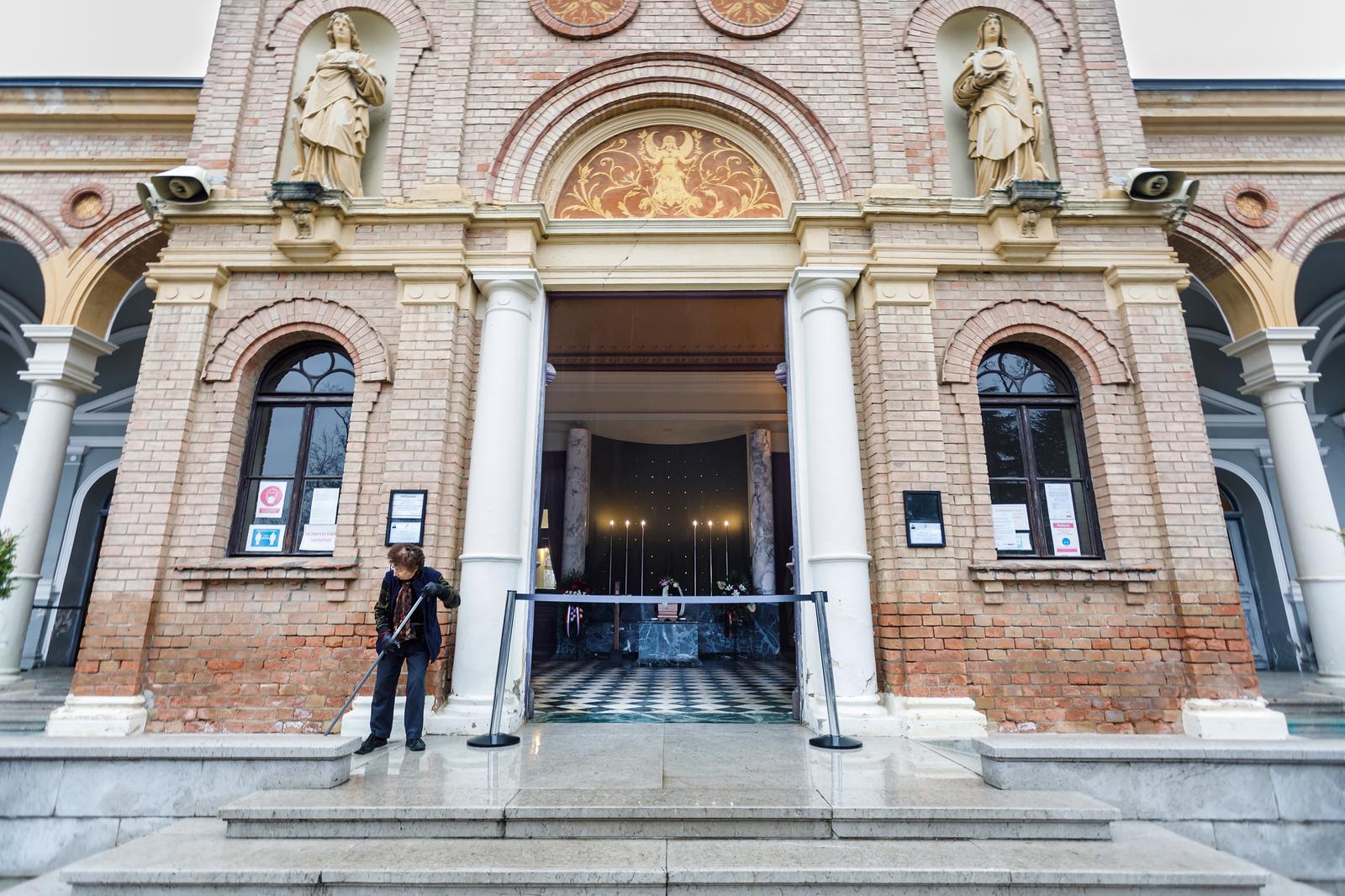 22.11.2021., Zagreb - Velika guzva na zagrebackom groblju Mirogoj, posebice na krematoriju, uzrokovana je povecanim slucajevima smrti zbog korona virusa. 
Photo: Tomislav Miletic/PIXSELL