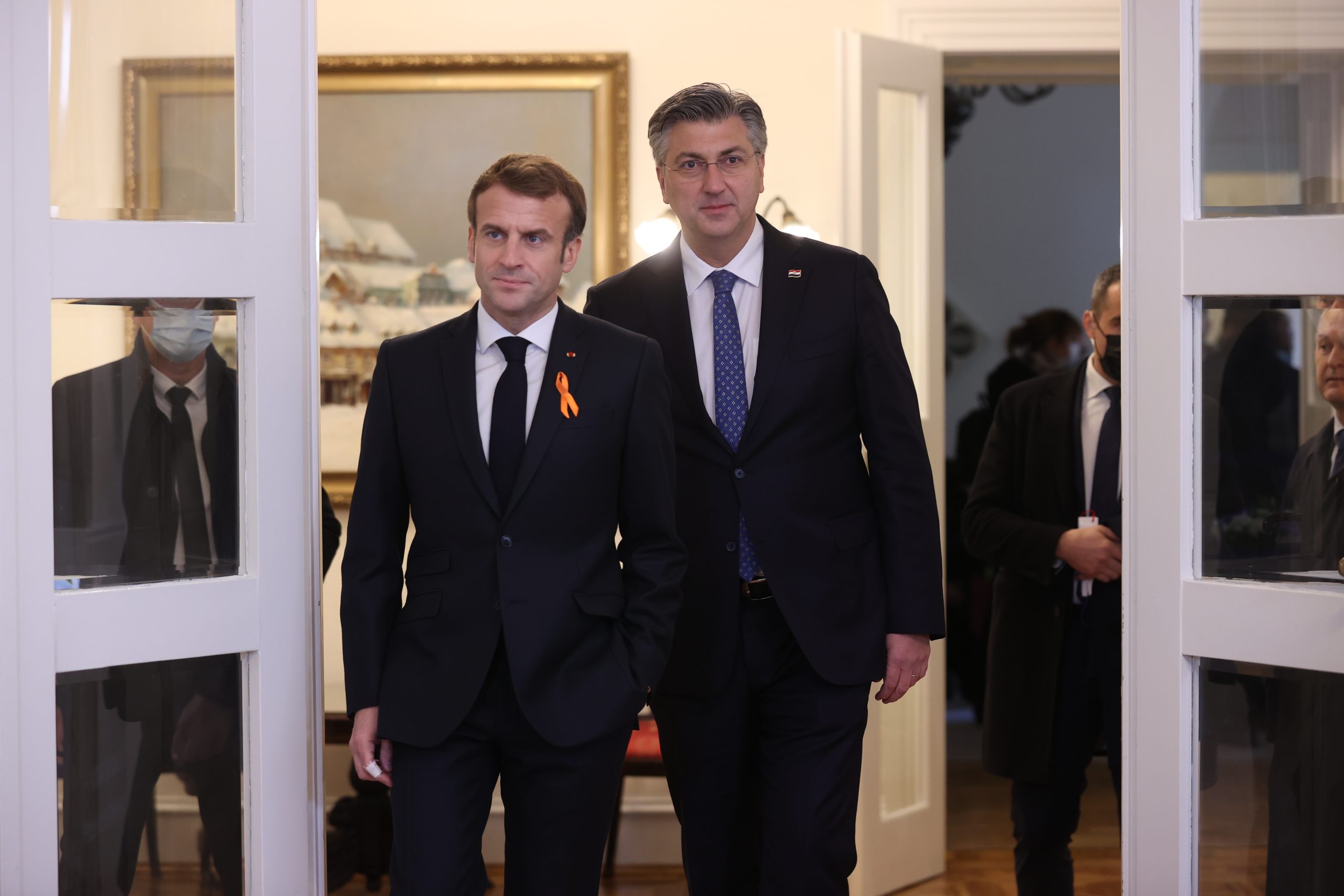 epa09602121 Croatian Prime Minister Andrej Plenkovic (R) with French President Emmanuel Macron (L) during their meeting in Zagreb, Croatia, 25 November 2021.  EPA-EFE/HINA / POOL
