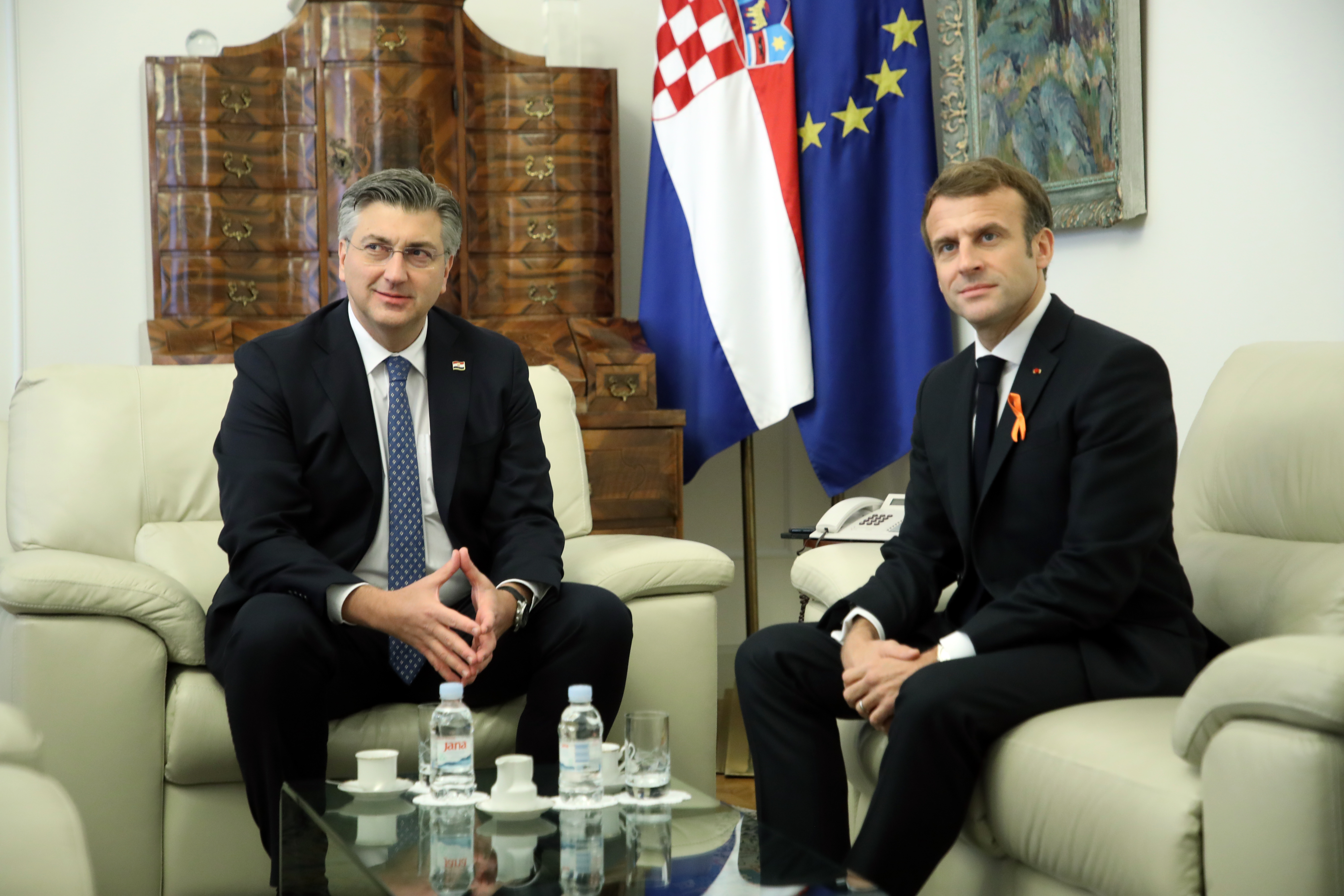 epa09602126 Croatian Prime Minister Andrej Plenkovic (L) with French President Emmanuel Macron (R) during their meeting in Zagreb, Croatia, 25 November 2021.  EPA-EFE/HINA / POOL