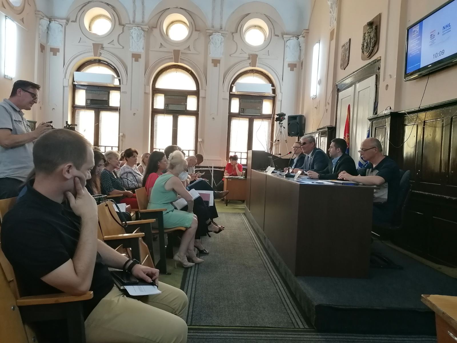 prokuplje SPORTSKA HALA SE GASI ZBOG PLATA ZAPOSLENIMA U UPRAVI! PROKUPLJE- Prokupački odbornici, od kojih je 90 odsto SNS na današnjoj skupštinskoj sednici doneli
su odluku da se ugasi Sportski centar Prokuplje