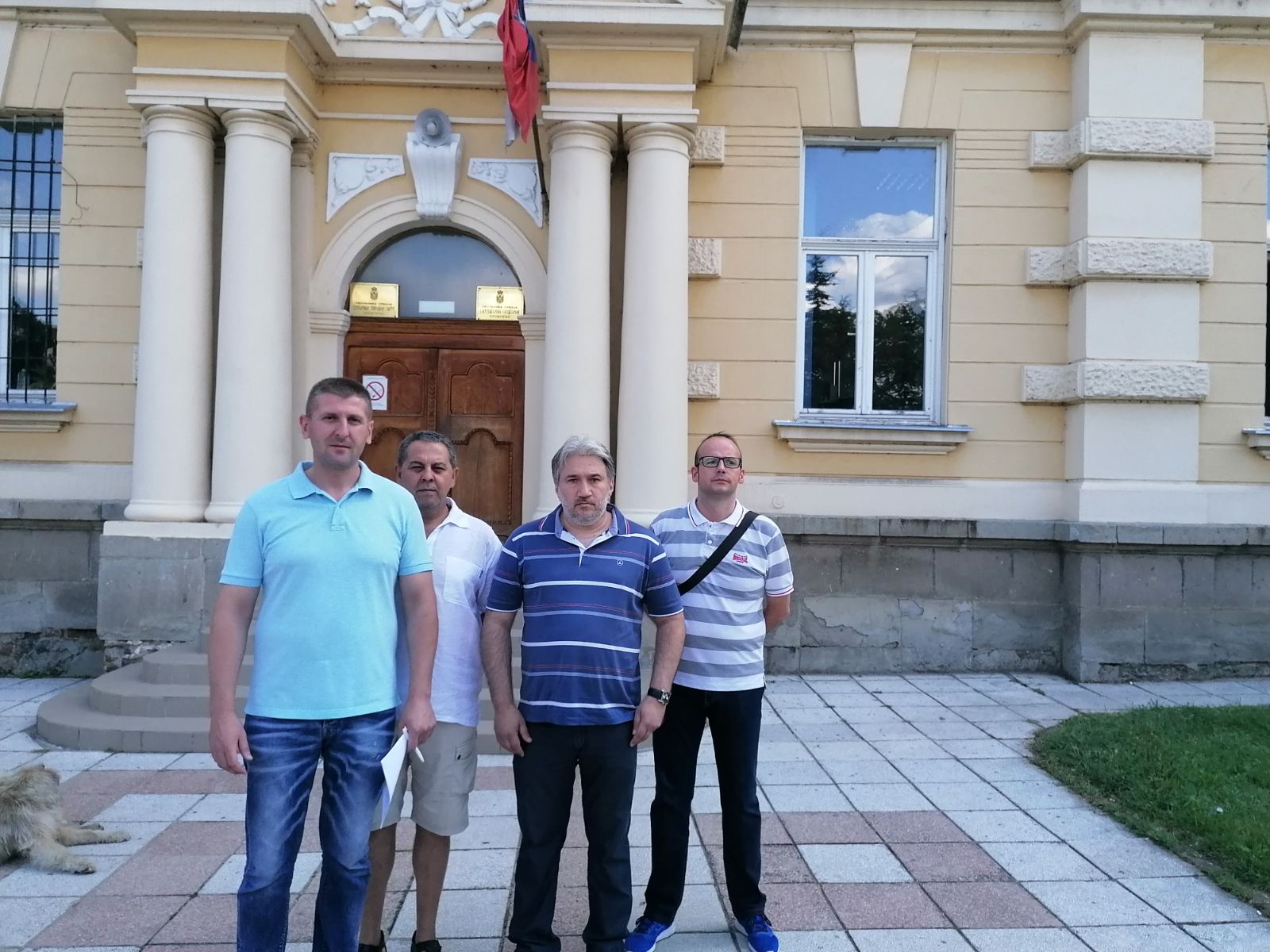 prokuplje SPORTSKA HALA SE GASI ZBOG PLATA ZAPOSLENIMA U UPRAVI! PROKUPLJE- Prokupački odbornici, od kojih je 90 odsto SNS na današnjoj skupštinskoj sednici doneli
su odluku da se ugasi Sportski centar Prokuplje