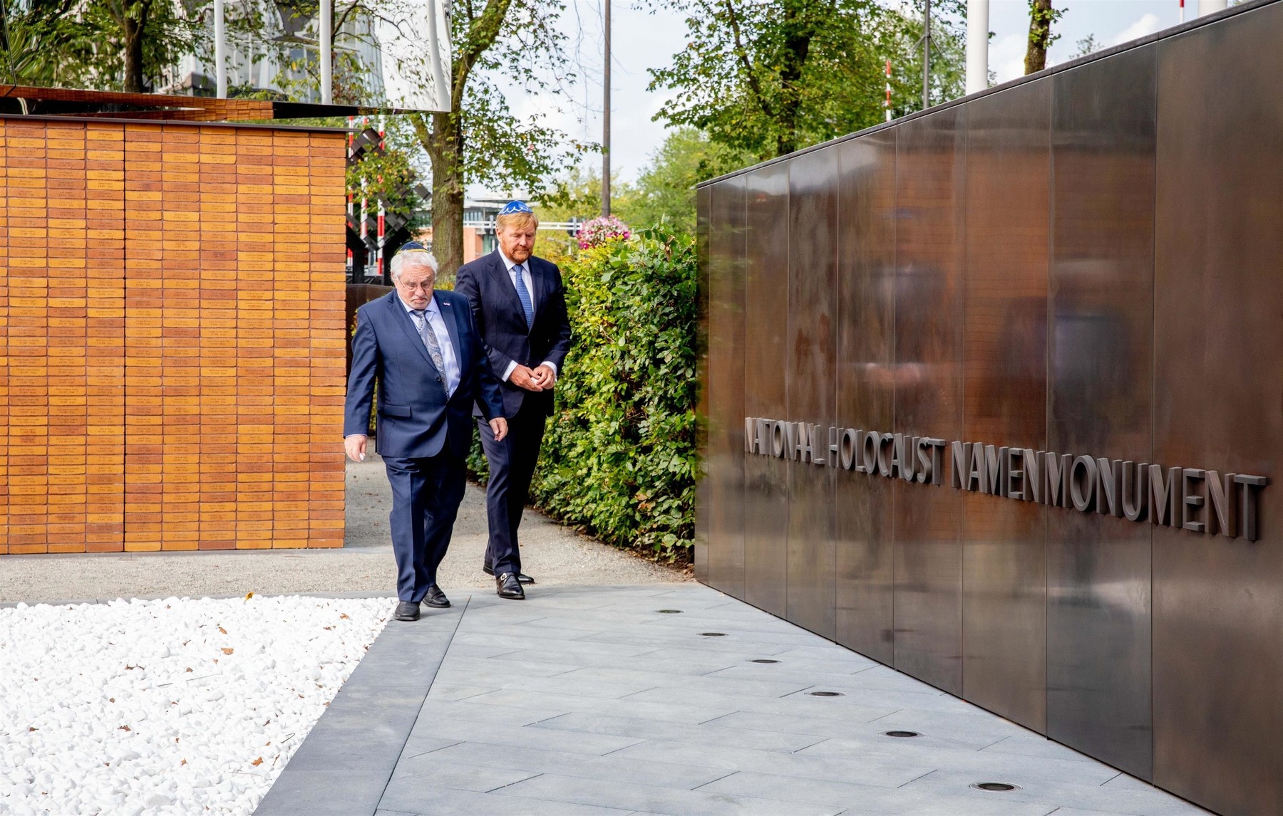 Holandija, Holandski kralj Vilem-Aleksander je danas u Amsterdamu svečano otkrio spomenik posvećen žrtvama holokausta. Dutch King reveals Holocaust Monument