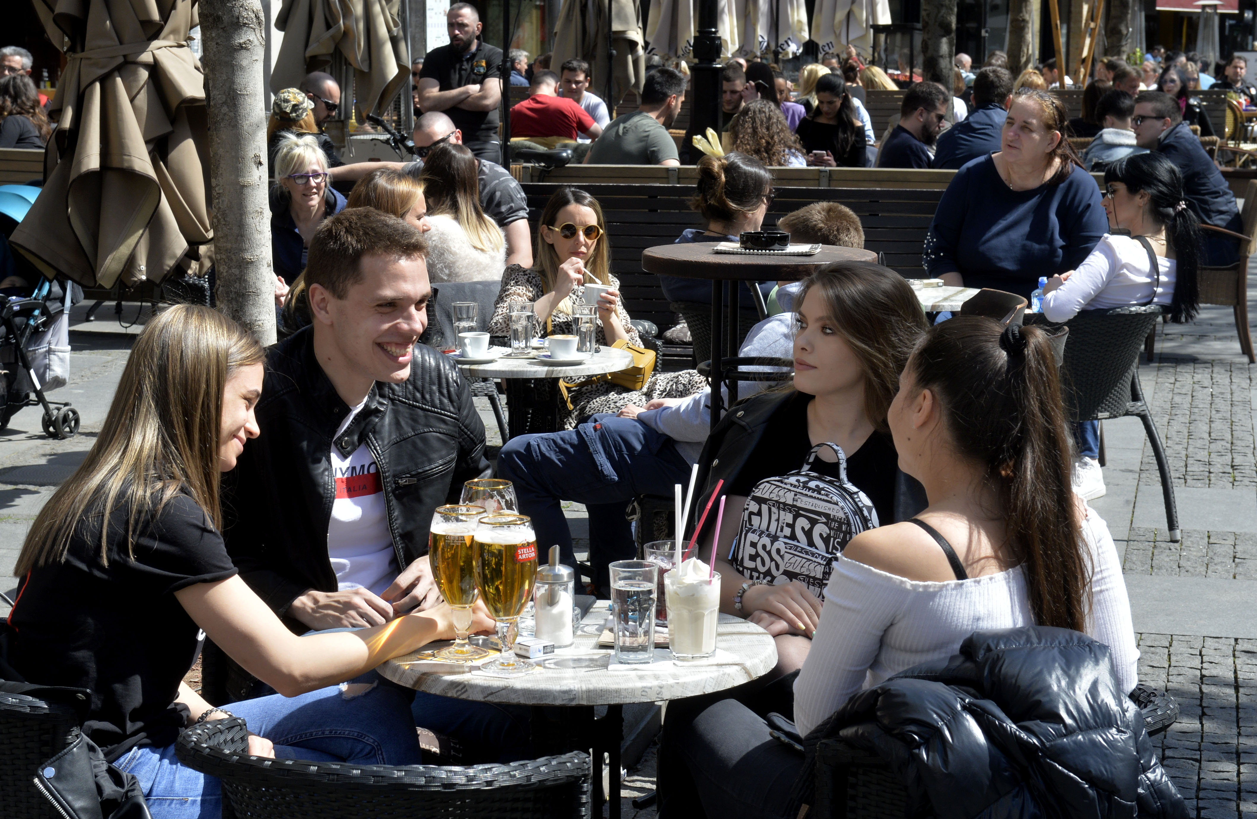 Boegrad, 10. aprila 2021.- Ljudi sede u bastami kafica i uzivaju u lepom i suncanom danu. FOTO TANJUG/ RADE PRELIC/ nr