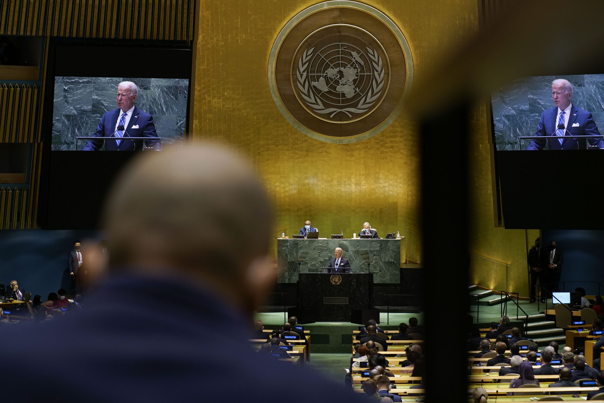epa09479609 US President Joe Biden (C) speaks at the 76th Session of the UN General Assembly in New York City, USA, 21 September 2021.  EPA-EFE/EDUARDO MUNOZ / POOL