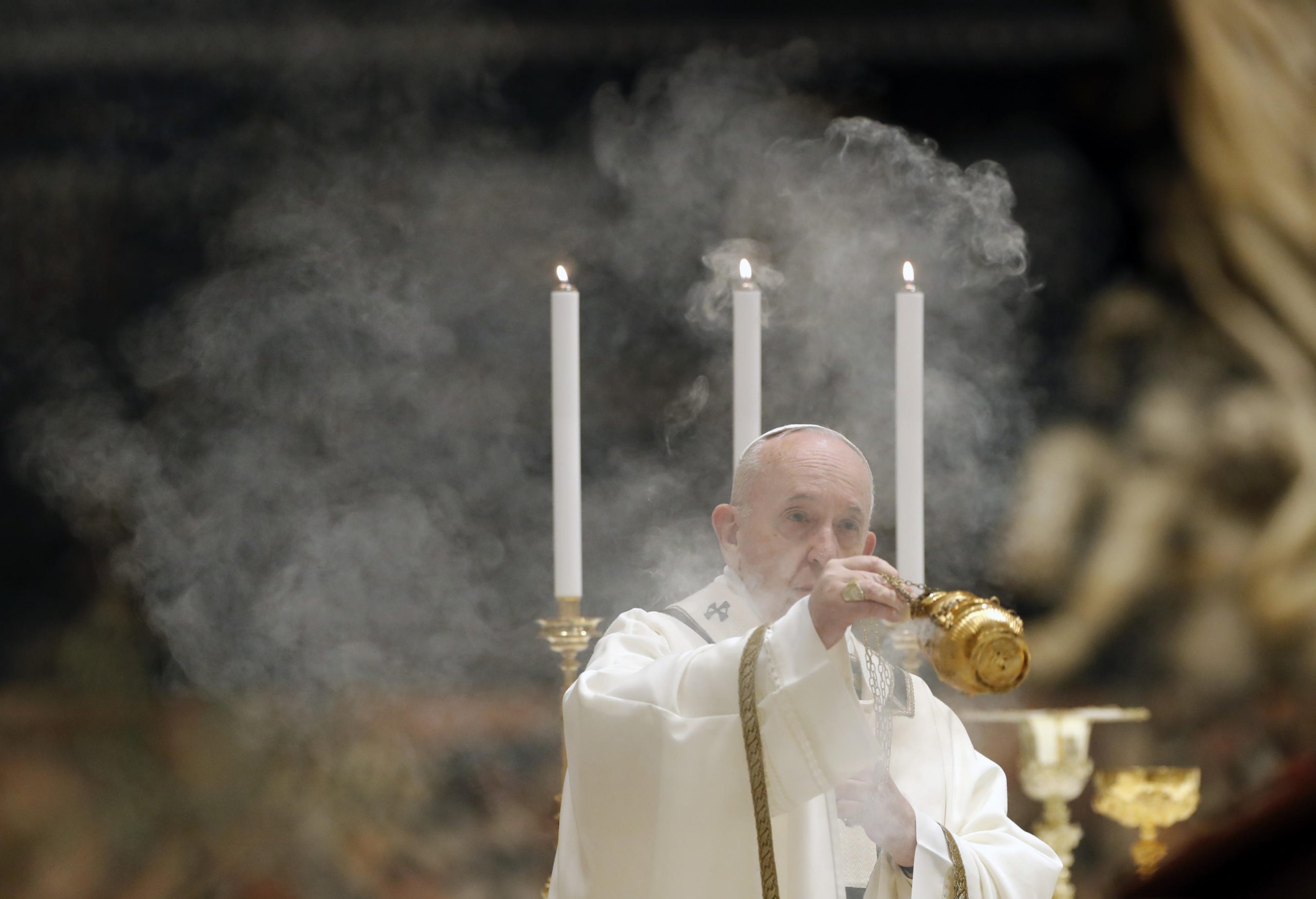 Papa Franja Uskrs epa08358022 Pope Francis leads the Easter Vigil Mass in St. Peter's Basilica, behind closed doors due to the outbreak of the coronavirus disease (COVID-19) at the Vatican, 11 April 2020.  EPA-EFE/REMO CASILLI / POOL