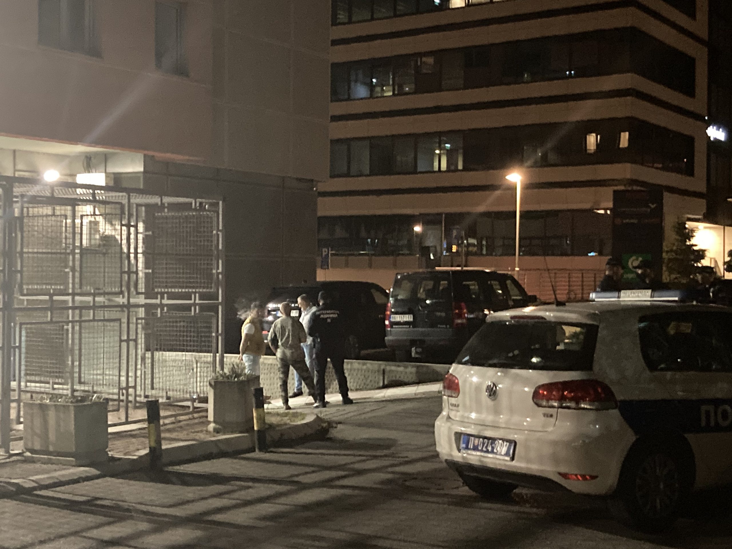 Pončo pica restoran u Bul. Zorana Djindjica, Poncho, Čedomir Jovanović, Čeda Jovanović razbio izlog restorana, razlupao restoran brze hrane