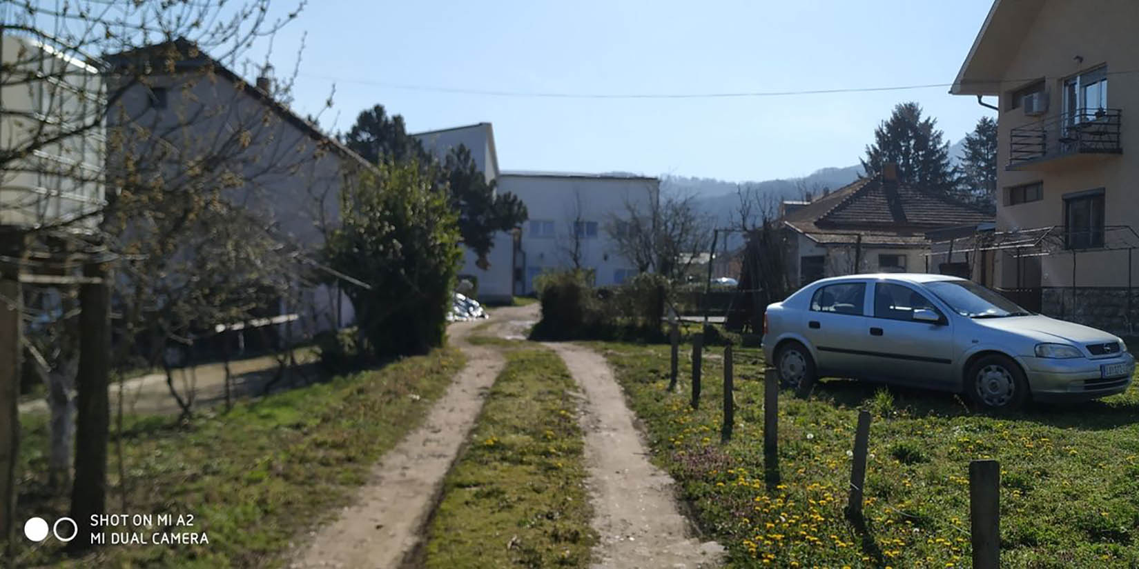 Loznica, Banja Koviljača, ulica Vojvode Stepe, Osnovna škola Vera Blagojević, ulica bez asfalta. Pominjana ulica Vojvode Stepe Foto: Privatna arhiva