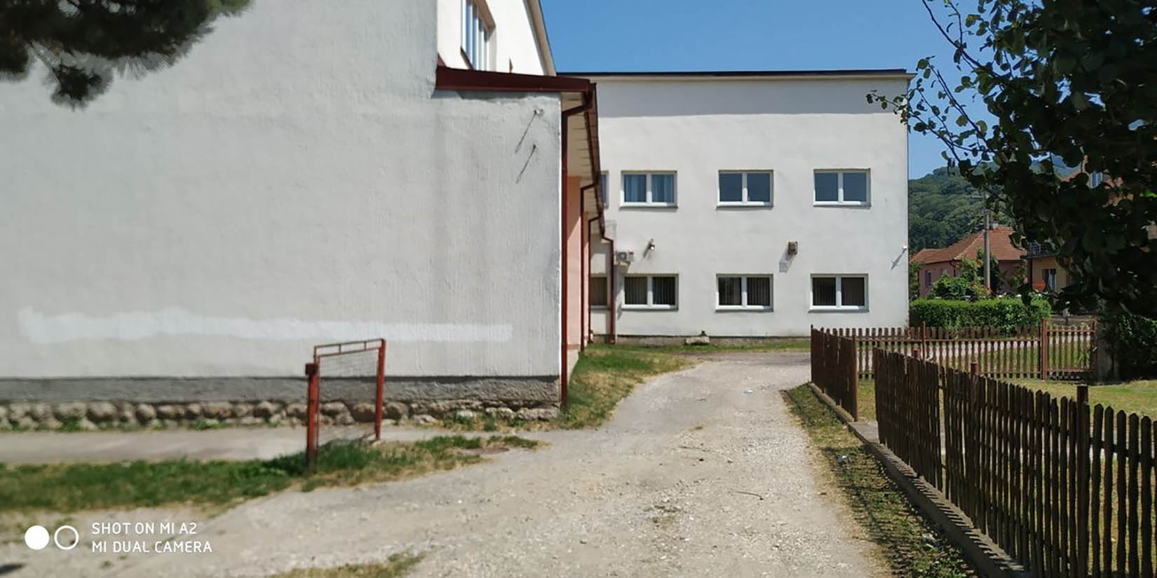 Loznica, Banja Koviljača, ulica Vojvode Stepe, Osnovna škola Vera Blagojević, ulica bez asfalta. Prolazimo pored školskih učionica i temelja škole Foto: Privatna arhiva