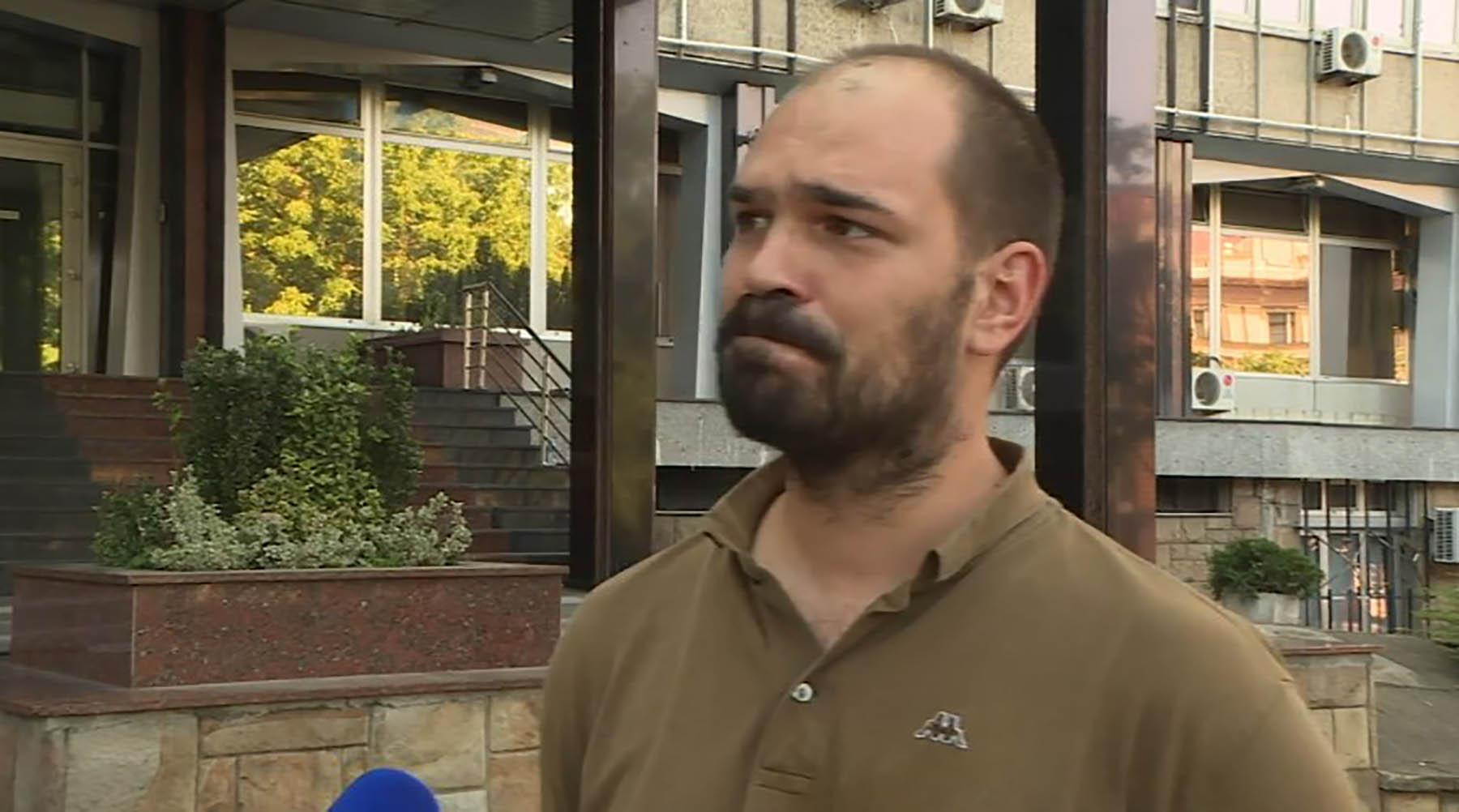 Nemanja Popović, otac dvogodišnjeg dečaka koji boluje od leukemije, došao je danas ispred zgrade Ministarstva zdravlja u Nemanjinoj ulici gde će početi štrajk glađu