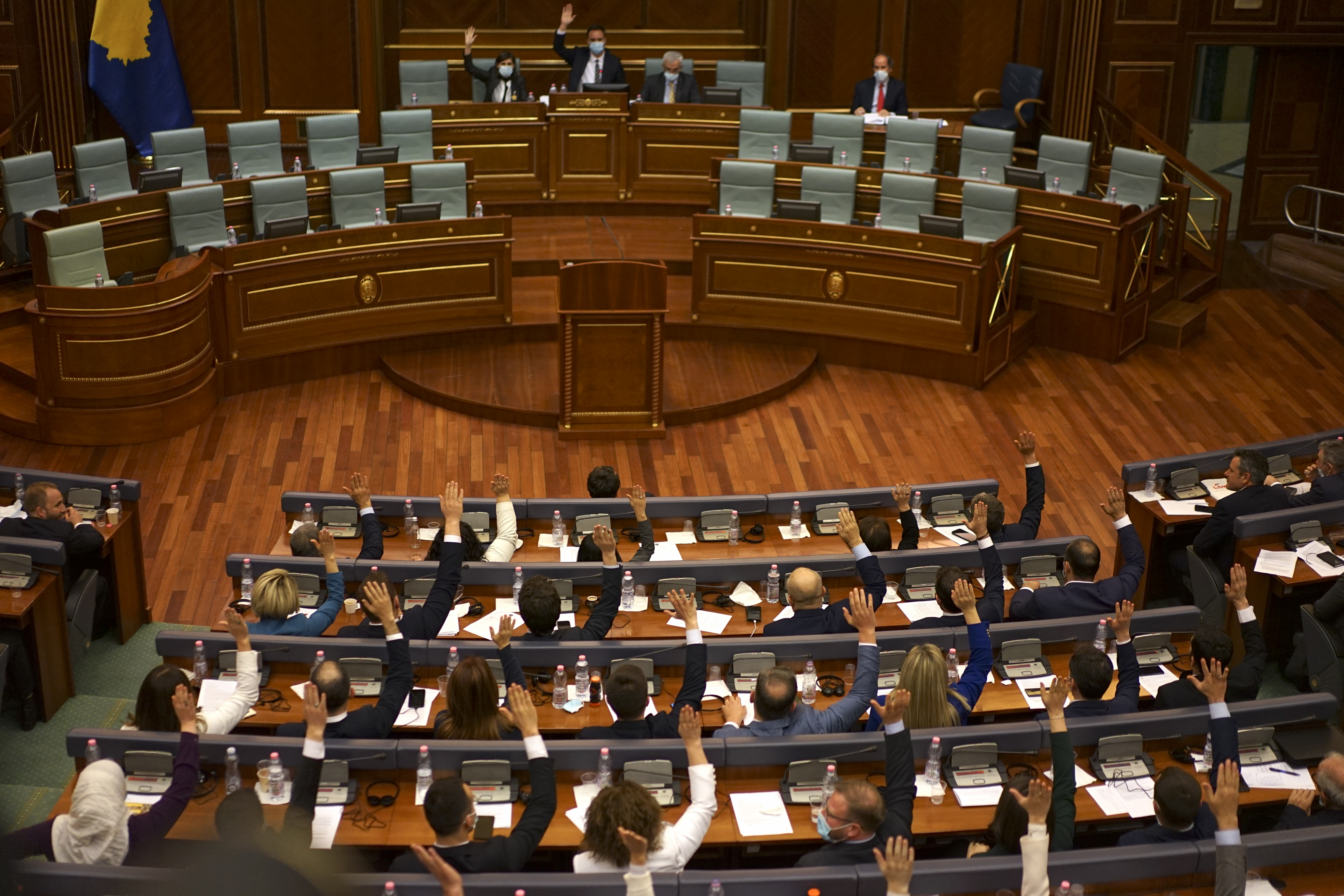epa09090627 Members of the Kosovo Parliament vote for the new Prime Minister of the Republic of Kosovo in Pristina, Kosovo, 22 March 2021. The 120-seat parliament backed Kurti?s nomination by 67 votes to 30.  EPA-EFE/ERMAL META