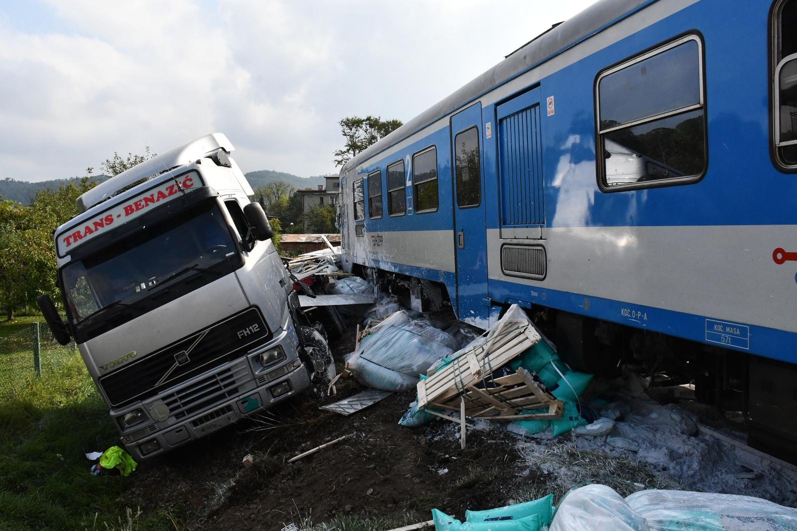 01.10.2021., Pozega - Sudar putnickog vlaka i kamiona na pruznom prijelazu u ulici Nikole Zrinskog u Pozegi.
Photo: Ivica Galovic/PIXSELL