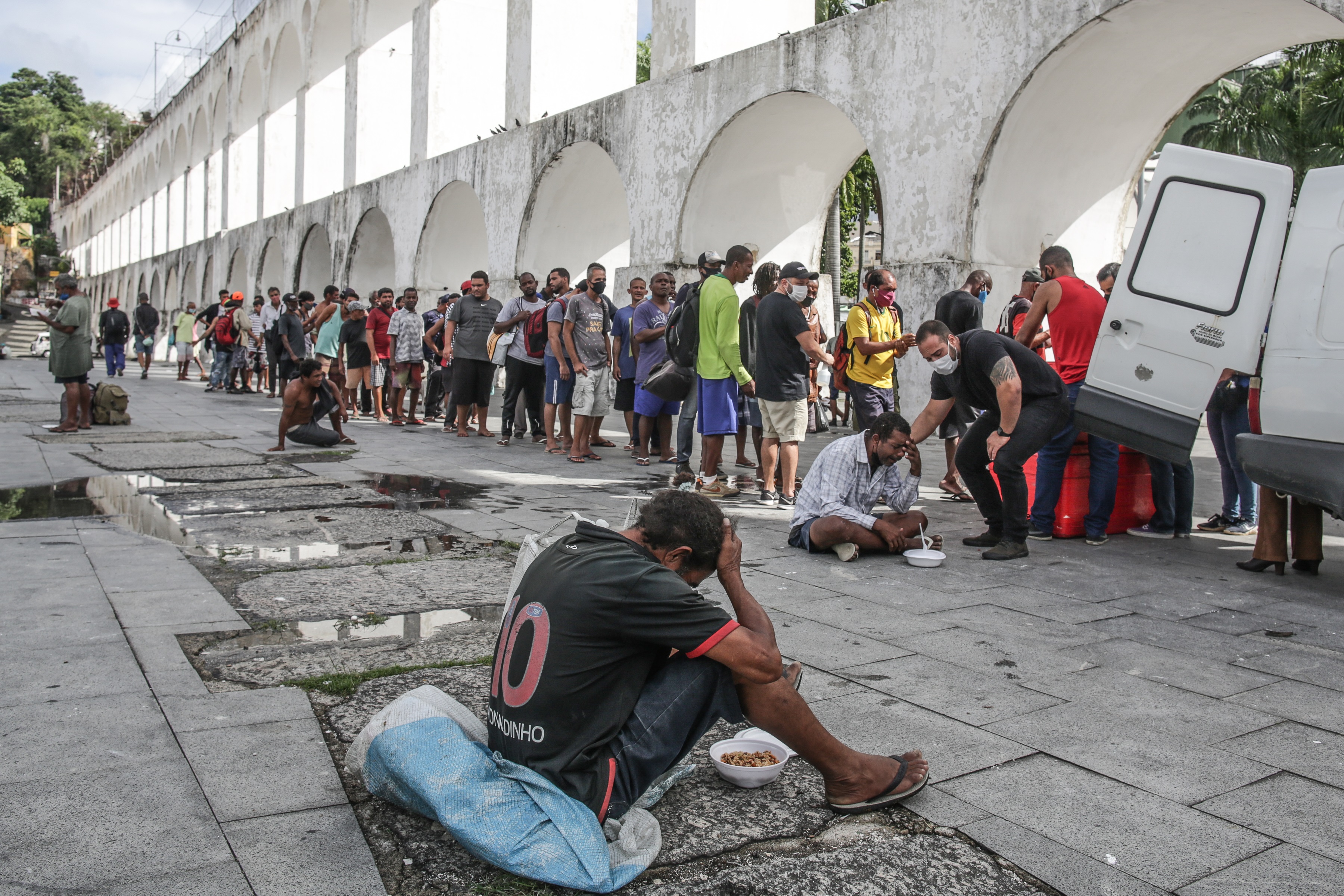 Volunteers help alleviate the hunger caused by COVID-19 in Rio de Janeiro