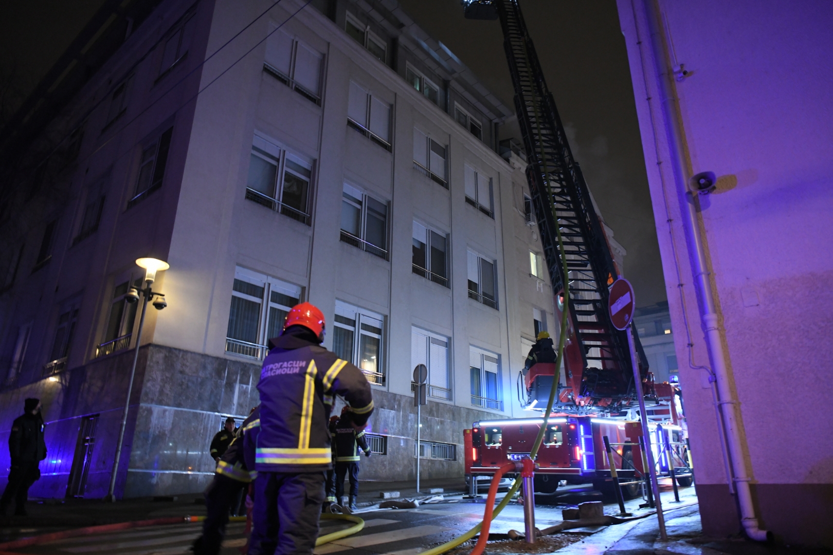 Beograd 01. februar 2021. Pozar Zvezdara ulica Cirila i Metodija stambena zgrada vatrogasci Foto:Dragan Mujan/Nova.rs