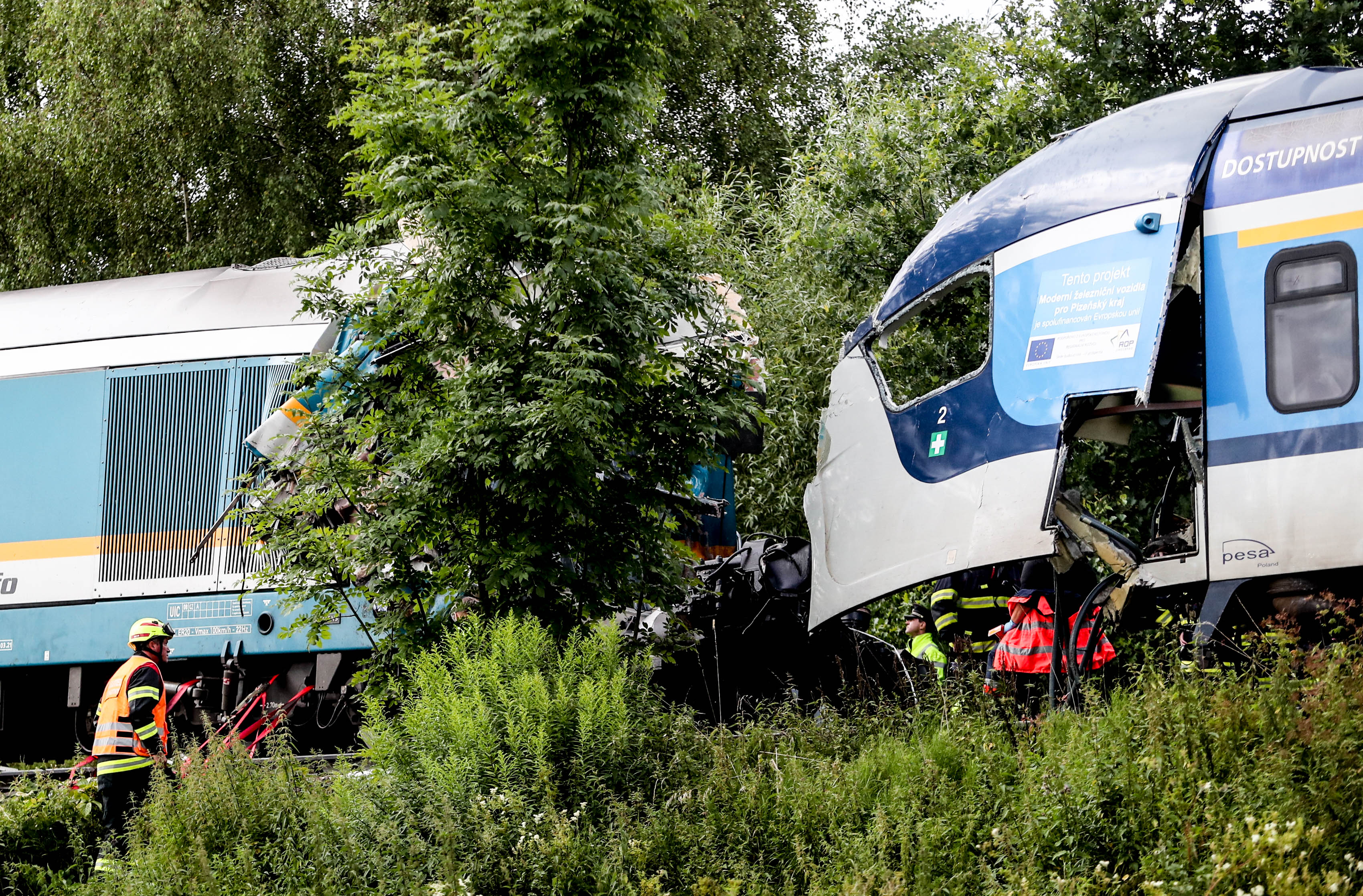 epa09393878 Rescuers at the scene of a train crash near the city of Domazlice, Czech Republic, 04 August 2021. According to official reports, at least two people died and 38 were injured in the collision of two trains.  EPA-EFE/MARTIN DIVISEK