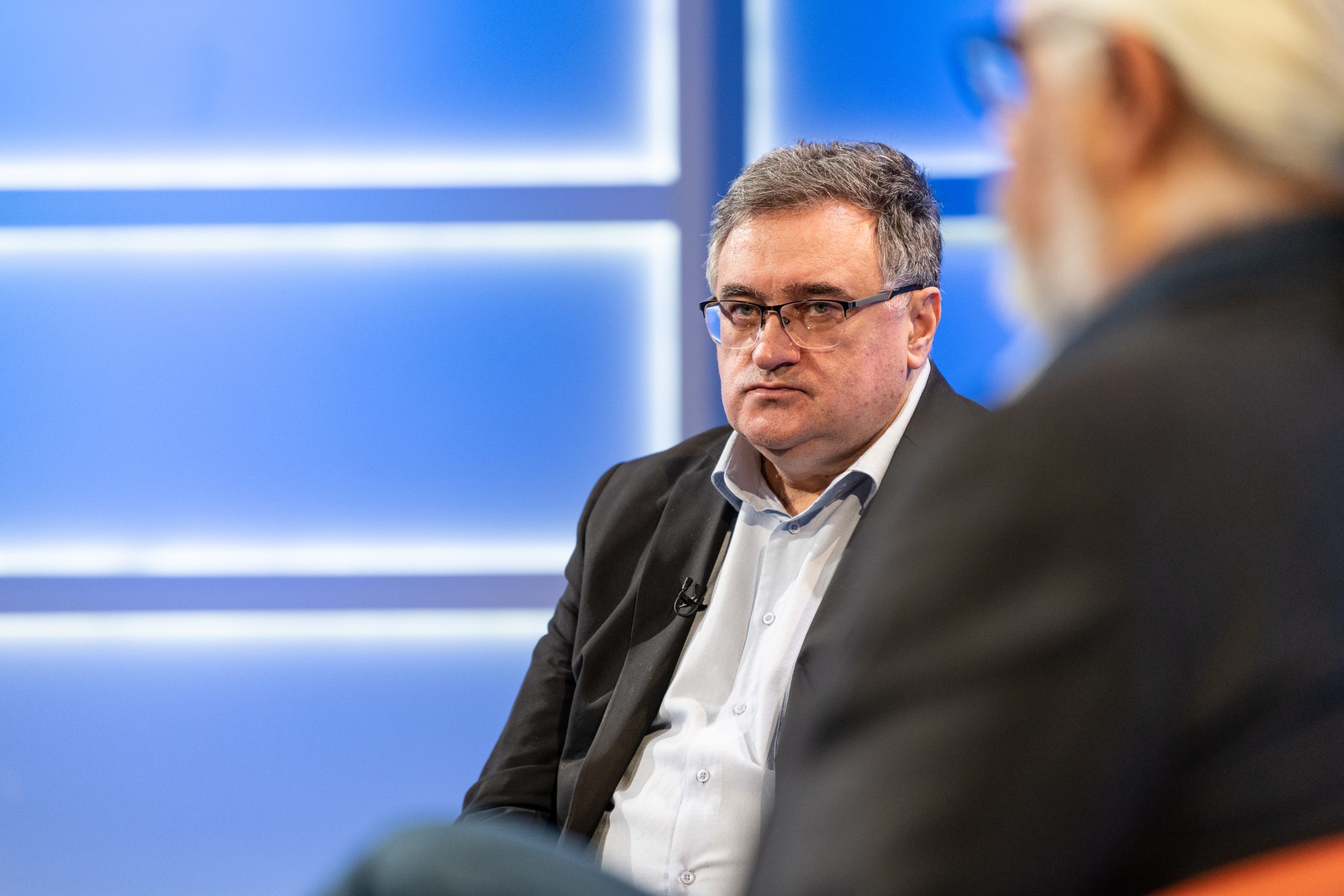 Utisak nedelje, 22.11.2020. gosti: reditelj Gorčin Stojanović, politički analitičar i urednik "Nove sprske političke misli" Đorđe Vukadinović i predstavnik kraljevačkog Lokalnog fronta Predrag Voštinić.