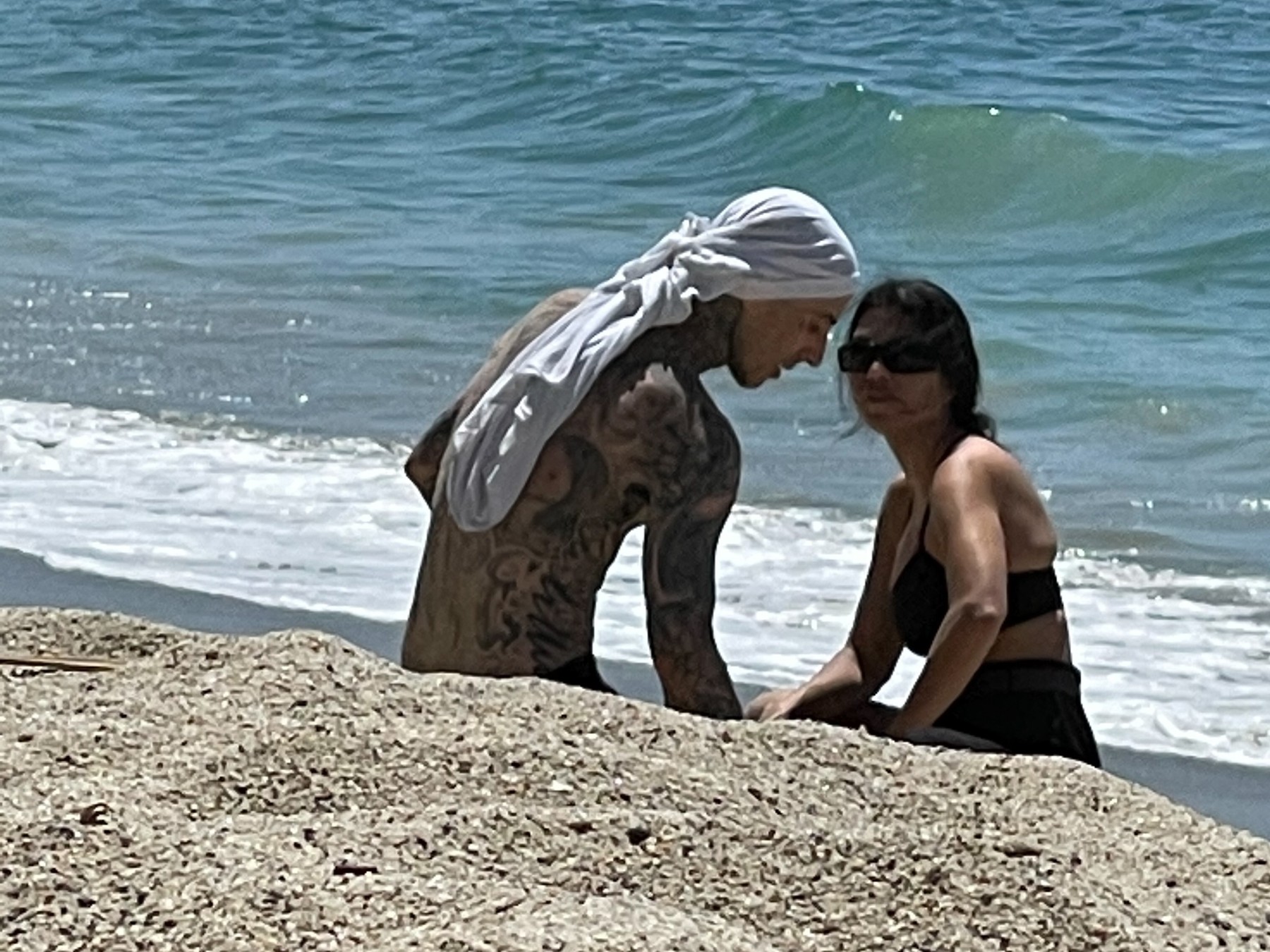 *PREMIUM-EXCLUSIVE* Kourtney Kardashian and Travis Barker Snuggle Up on Beach Dates