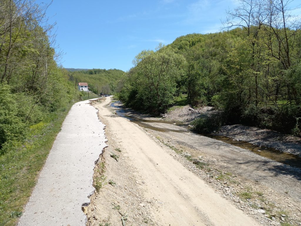 Kraljevo - Naprednjaci tražili meštanima Drlupe pristupnice pa da im poprave put
Inbox