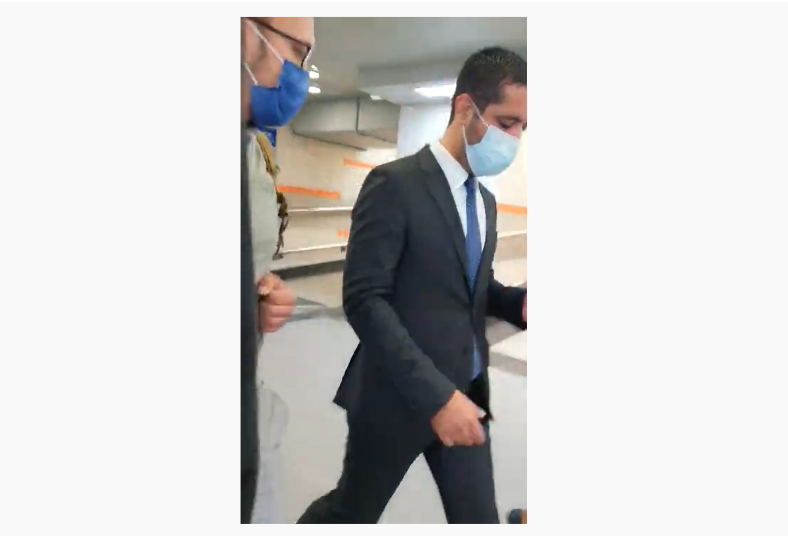 Ministar Momirović sa kartom za metro