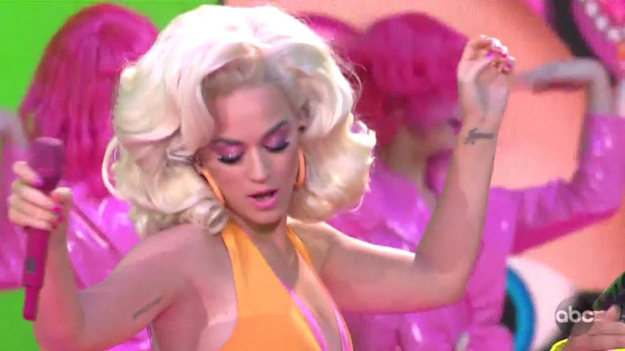 Katy Perry wears 76 Wigs for performance with Daddy Yankee on American Idol finale