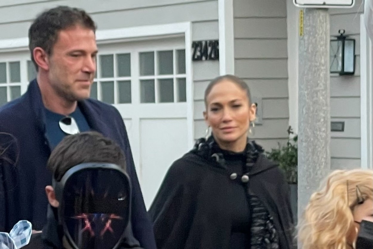 *PREMIUM-EXCLUSIVE* Ben Affleck and Jennifer Lopez bumped into Jennifer Garner while trick or treat with their kids