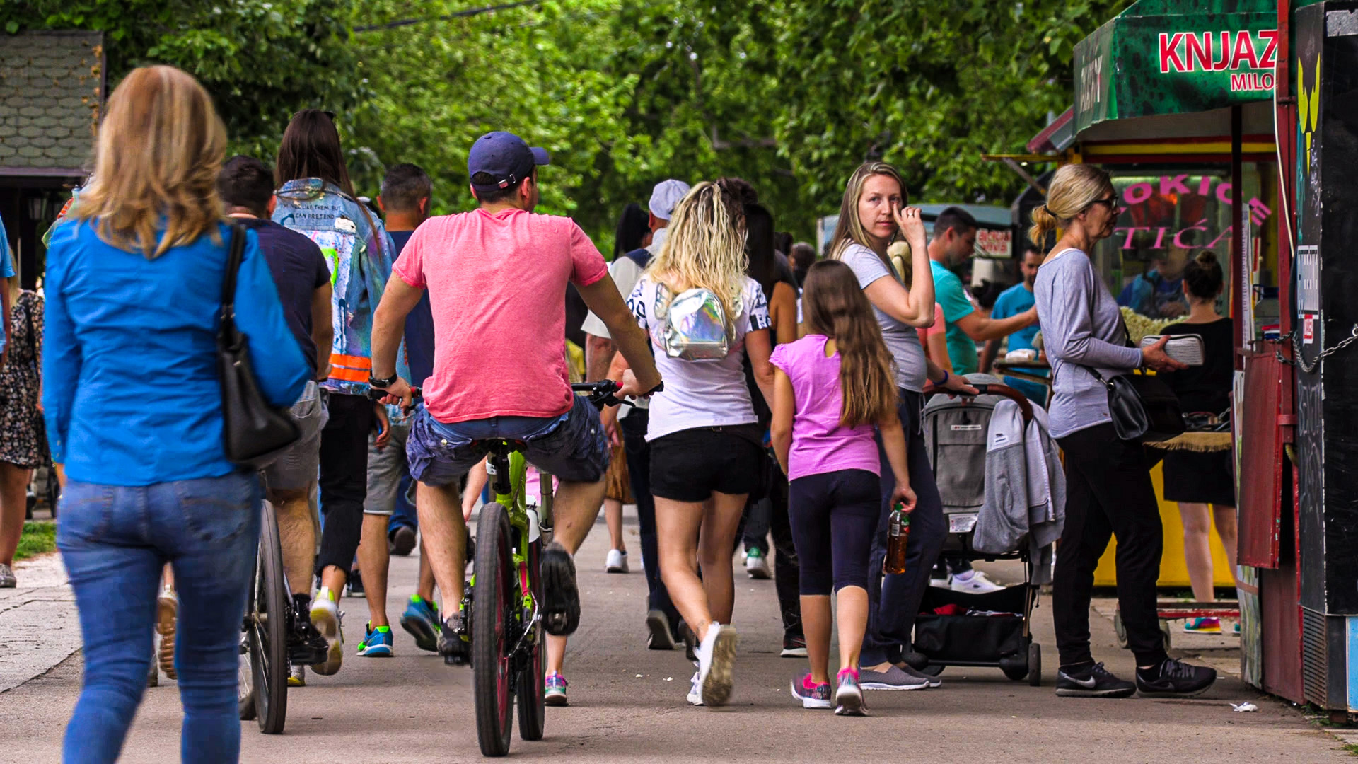 Ljudi_setaju_po_keju_DZ