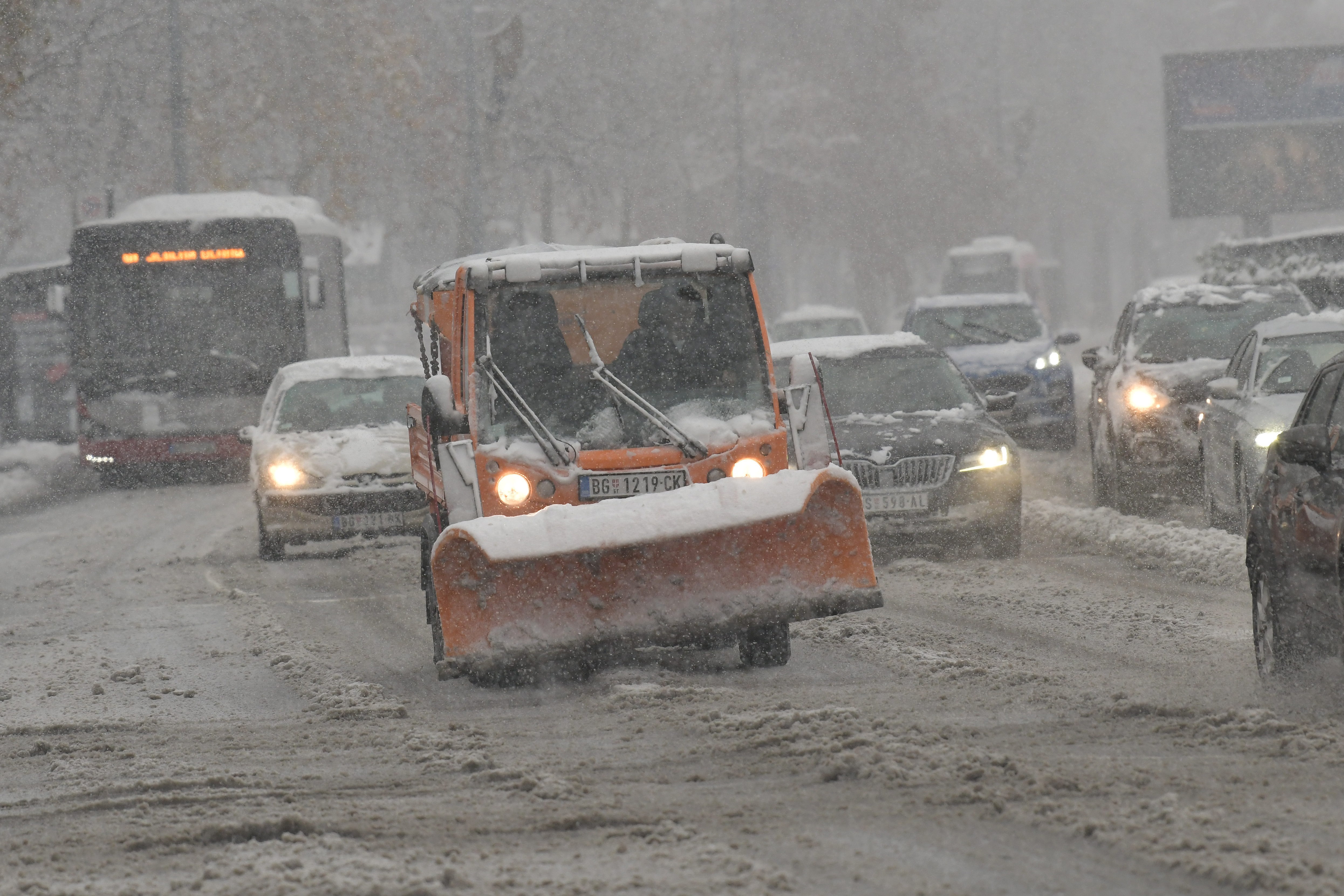cistilica za sneg grtalica sneg gradski autobus neociscenje ulice kolovoz
