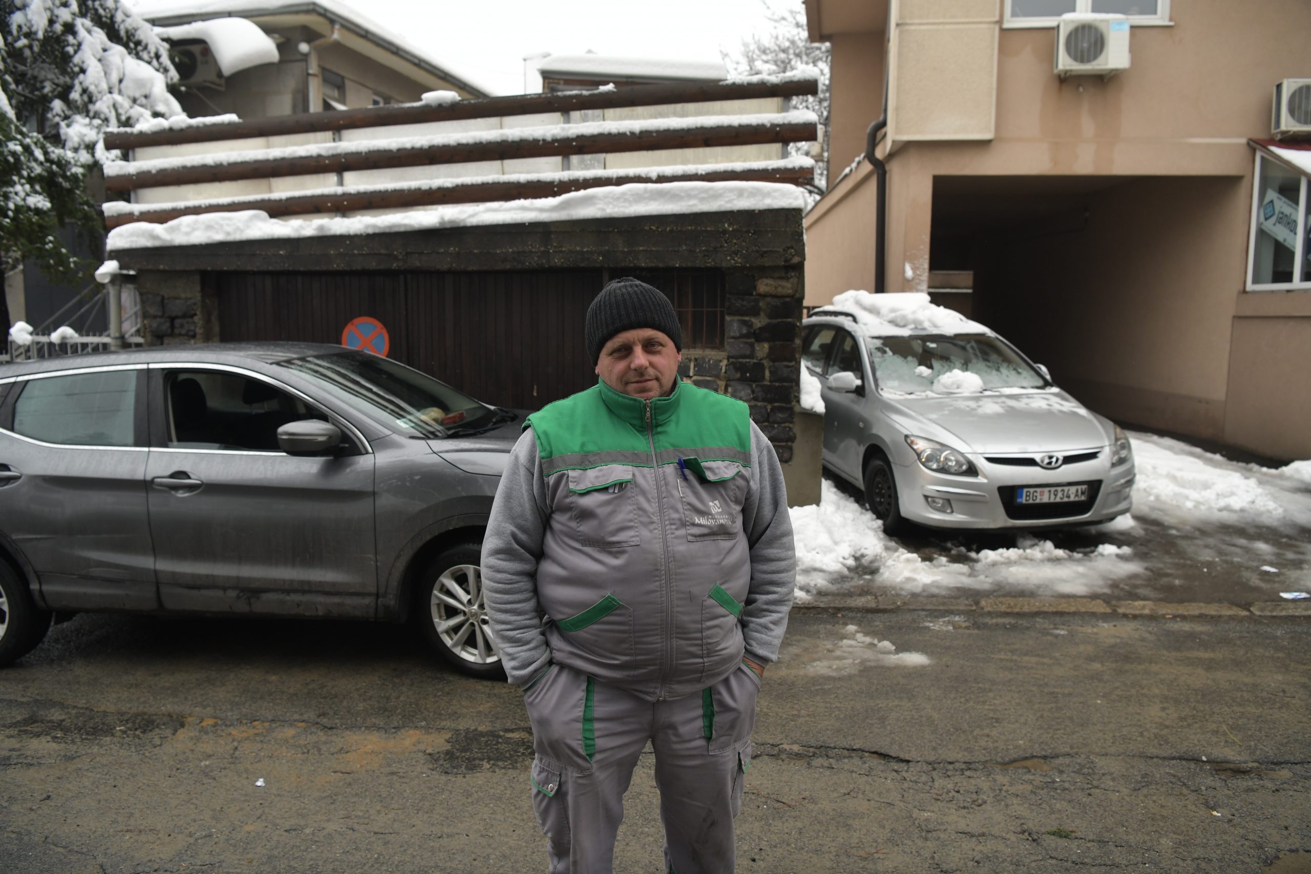 Beograd 13. decembar 2021. Sneg u Beogradu, zima, vreme, neociscene ulice, kamion upau u rupu koja se otvorila na asfaltu Foto:Goran Srdanov/Nova.rs