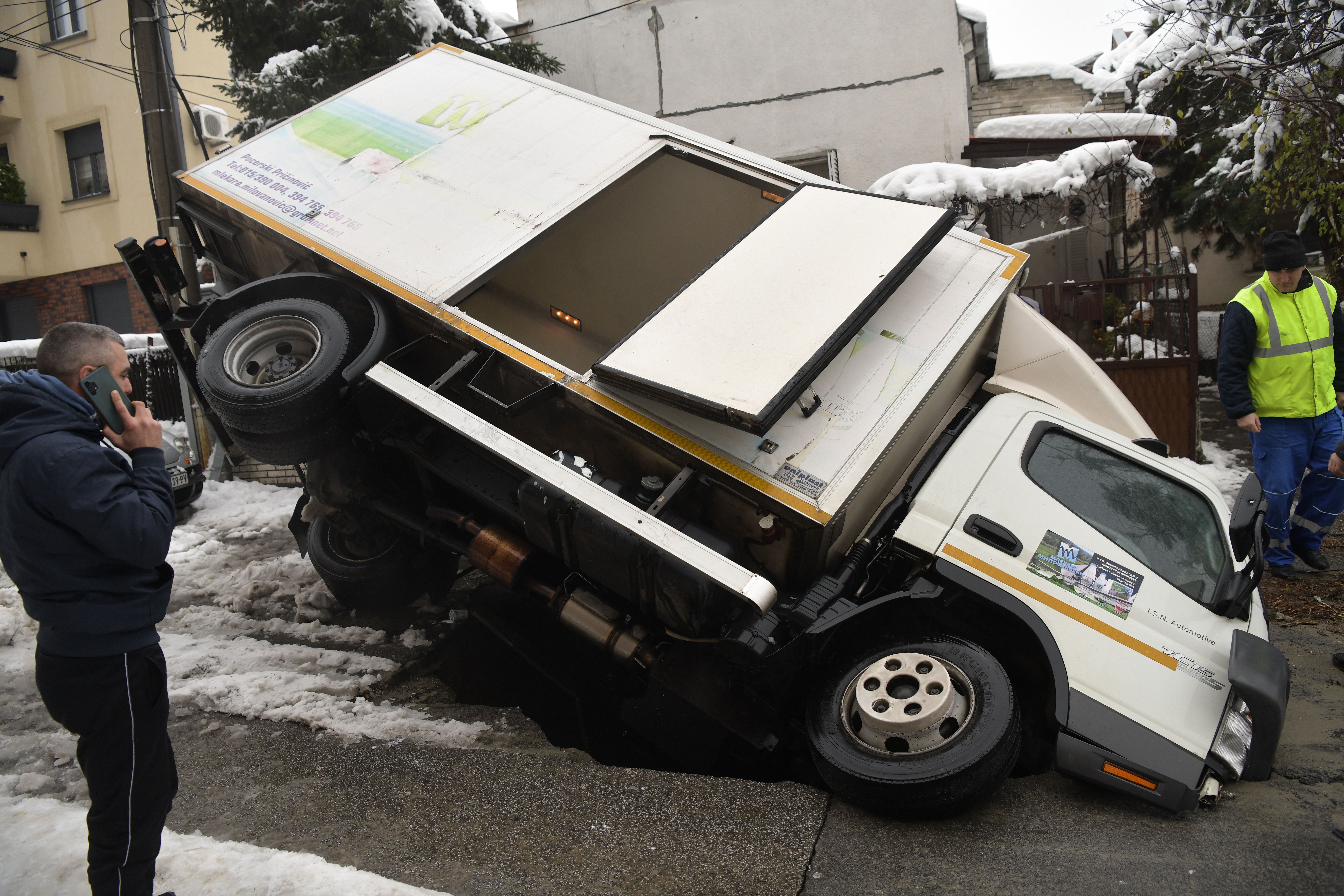 Beograd 13. decembar 2021. Sneg u Beogradu, zima, vreme, neociscene ulice, kamion upau u rupu koja se otvorila na asfaltu Foto:Goran Srdanov/Nova.rs