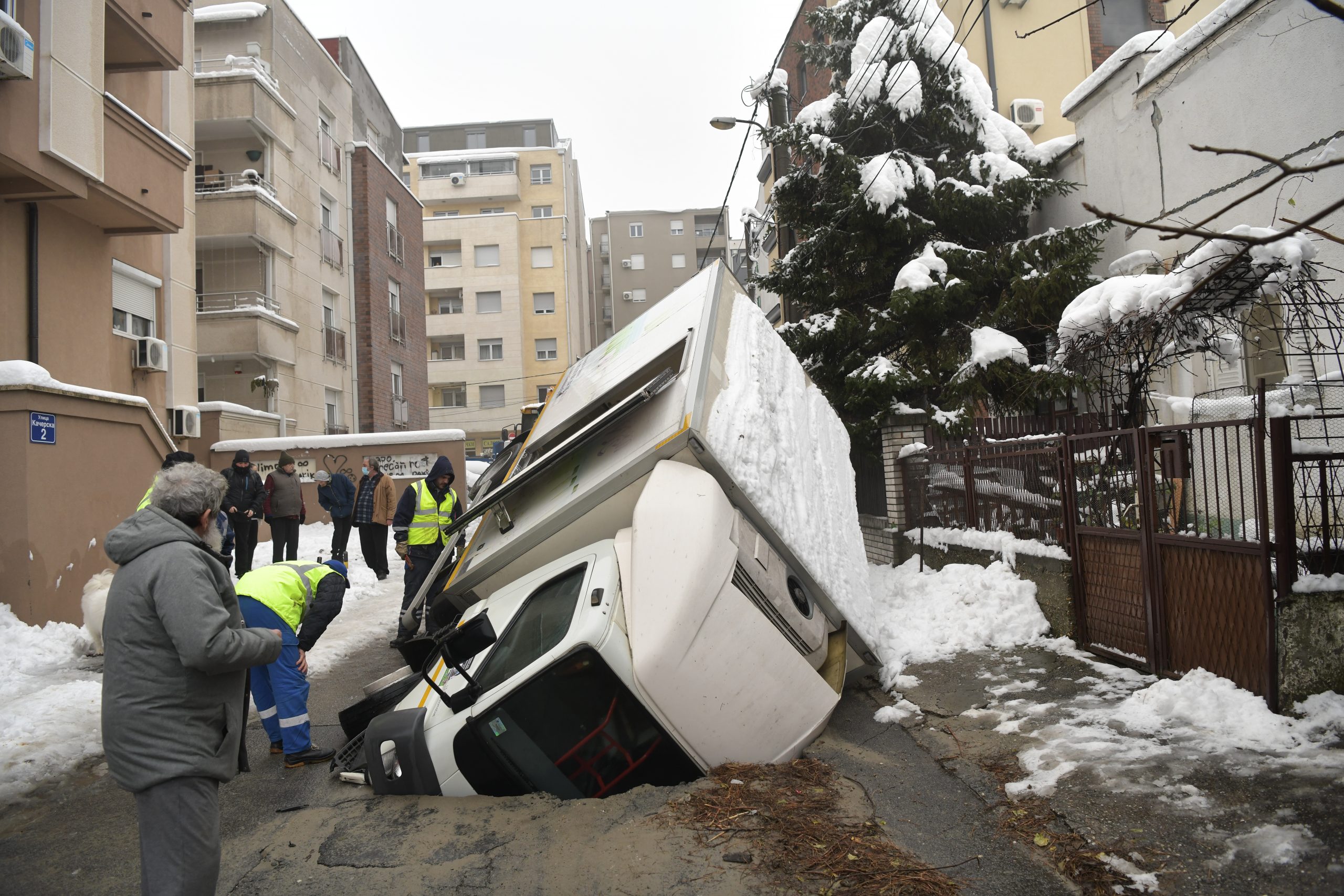 Beograd 13. decembar 2021. Sneg u Beogradu, zima, vreme, neociscene ulice, kamion upau u rupu koja se otvorila na asfaltu Foto:Goran Srdanov/Nova.rs