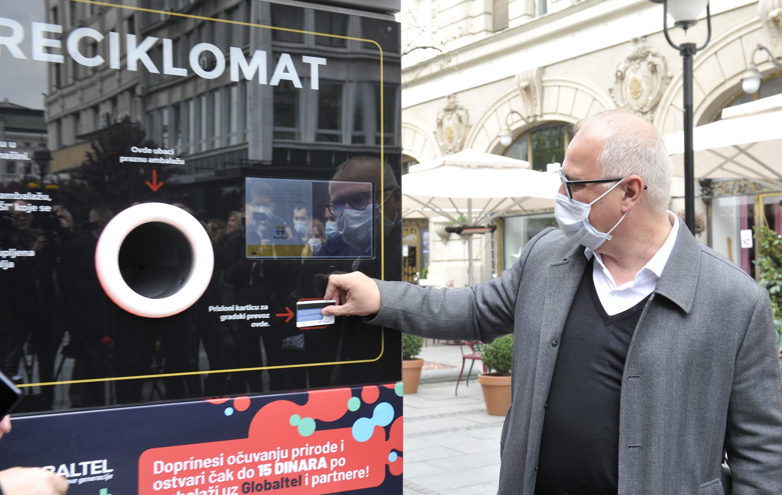 Beograd, 28. aprila 2021 - Gradonacelnik Beograda Goran Vesic prisustvovao je postavljanju prvog od 25 "reciklomata", pametnih masina za reciklazu u Knez Mihailovoj ulici. TANJUG/ BEOINFO/ PREDRAG MITIC/bs