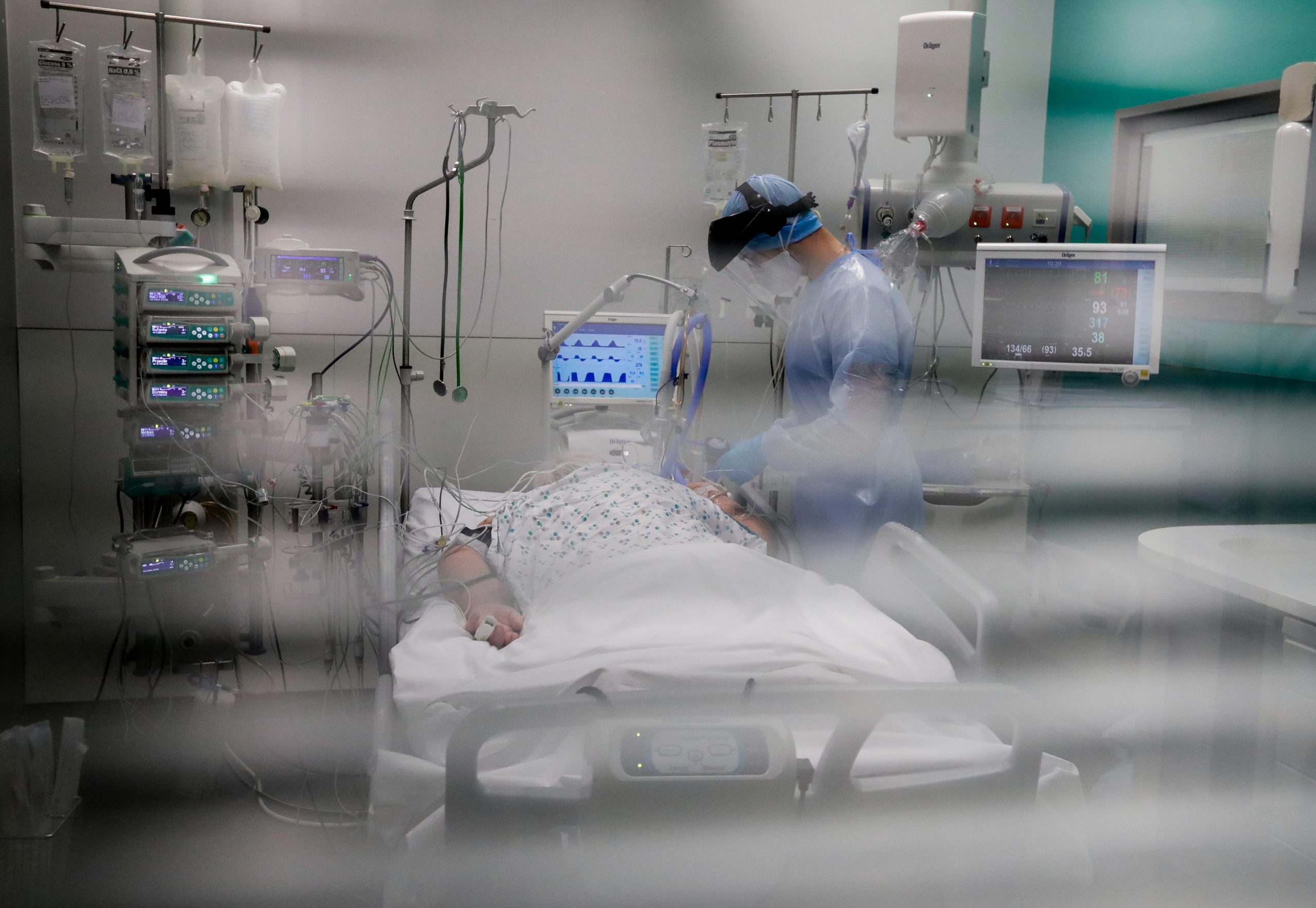 epa08831163 A nurse cares for a COVID-19 patient in the intensive care unit at the Vivalia Hospital Princess Paola Ifac in Marche-En-Famenne, Belgium, 20 November 2020.  EPA-EFE/STEPHANIE LECOCQ